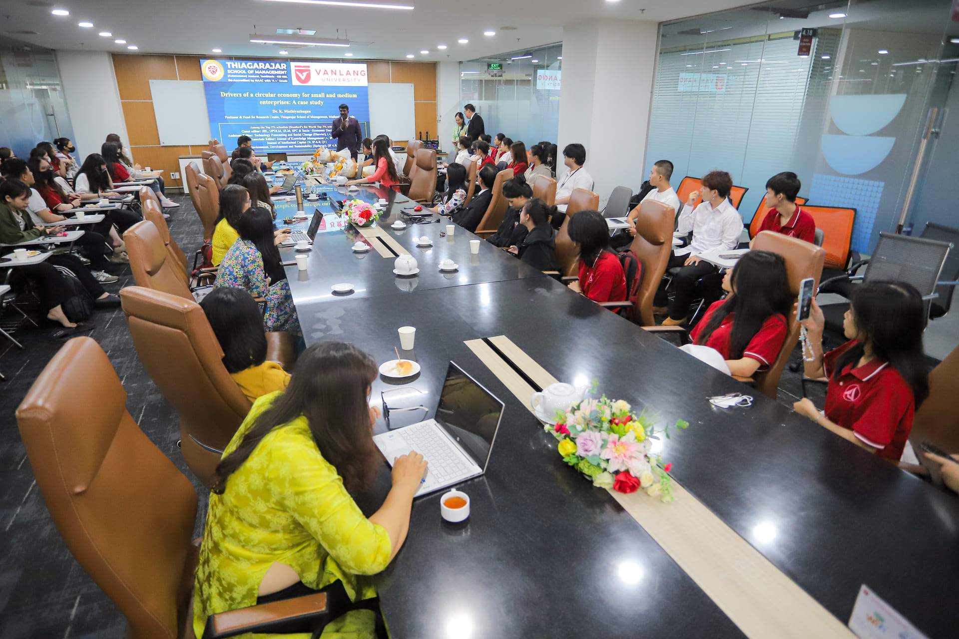 vlu-hoi-thao-khoa-hoc-cap-truong-nam-2025-kinh-te-tuan-hoan-tri-tue-nhan-tao-tiem-nang-ung-dung-ai-trong-linh-vuc-ke-toan-kiem-toan-a.jpg