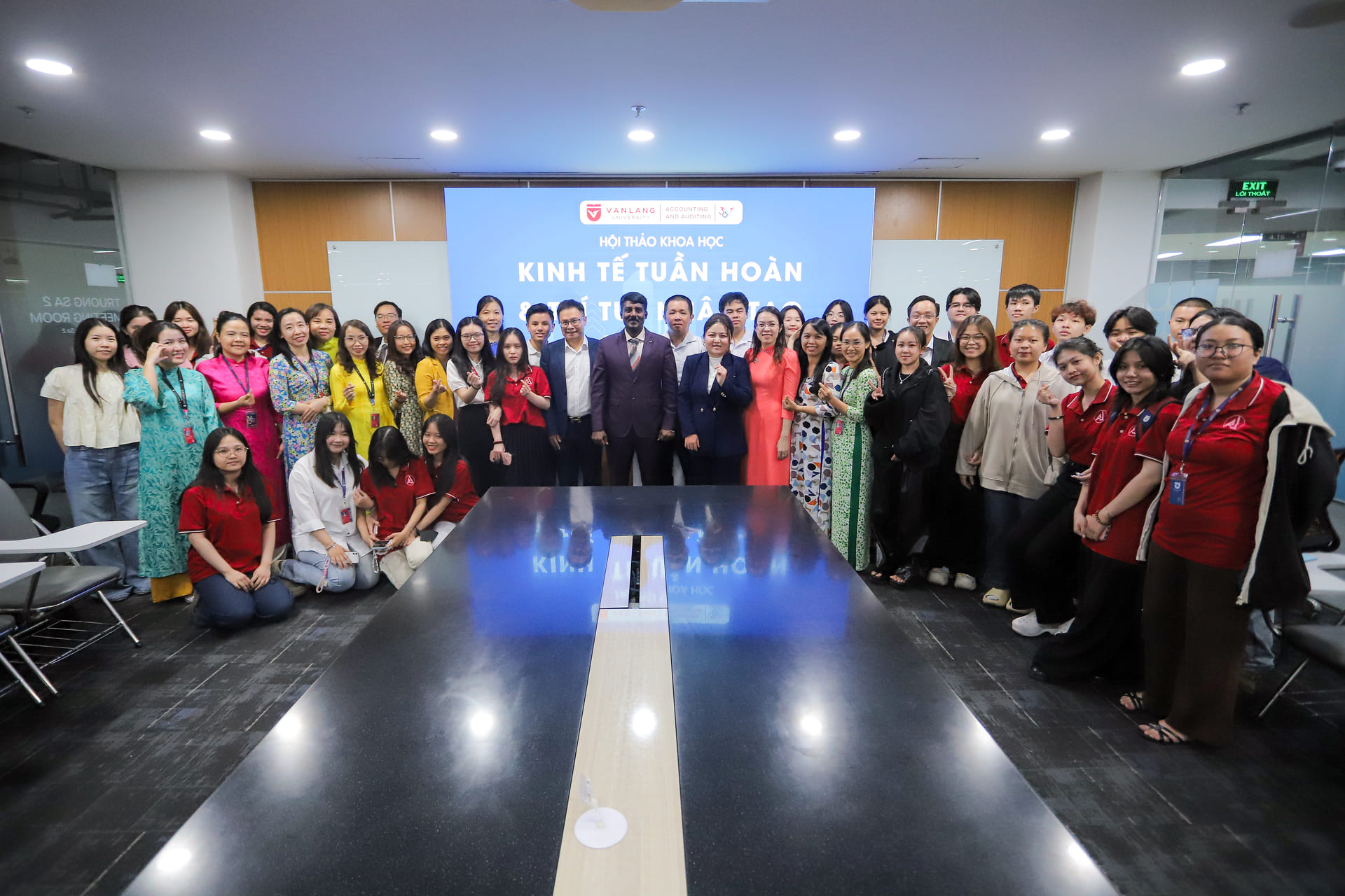vlu-hoi-thao-khoa-hoc-cap-truong-nam-2025-kinh-te-tuan-hoan-tri-tue-nhan-tao-tiem-nang-ung-dung-ai-trong-linh-vuc-ke-toan-kiem-toan-.jpg