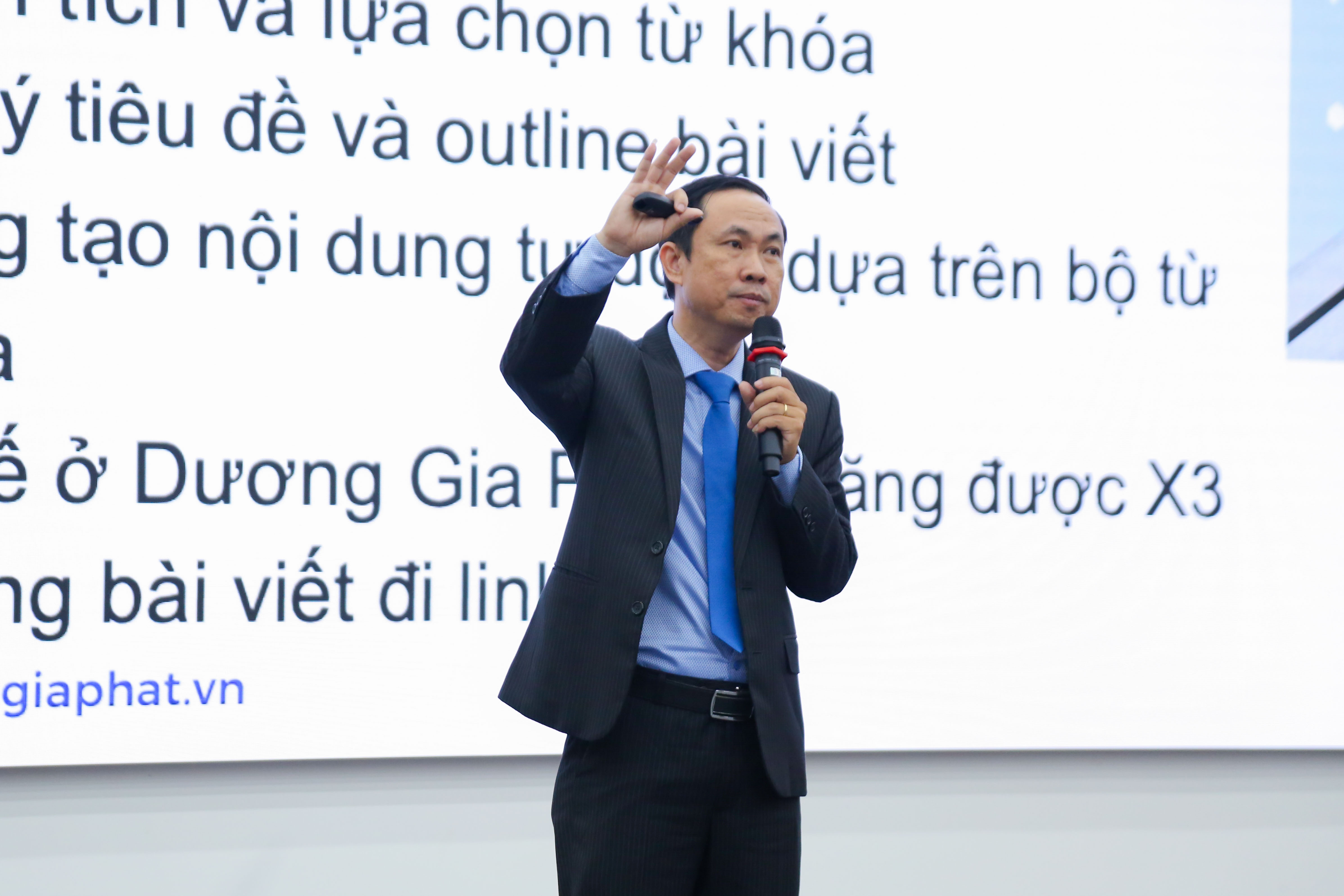 vlu-hoi-thao-ung-dung-tri-tue-nhan-tao-va-toi-uu-hoa-may-tim-kiem_a.jpg