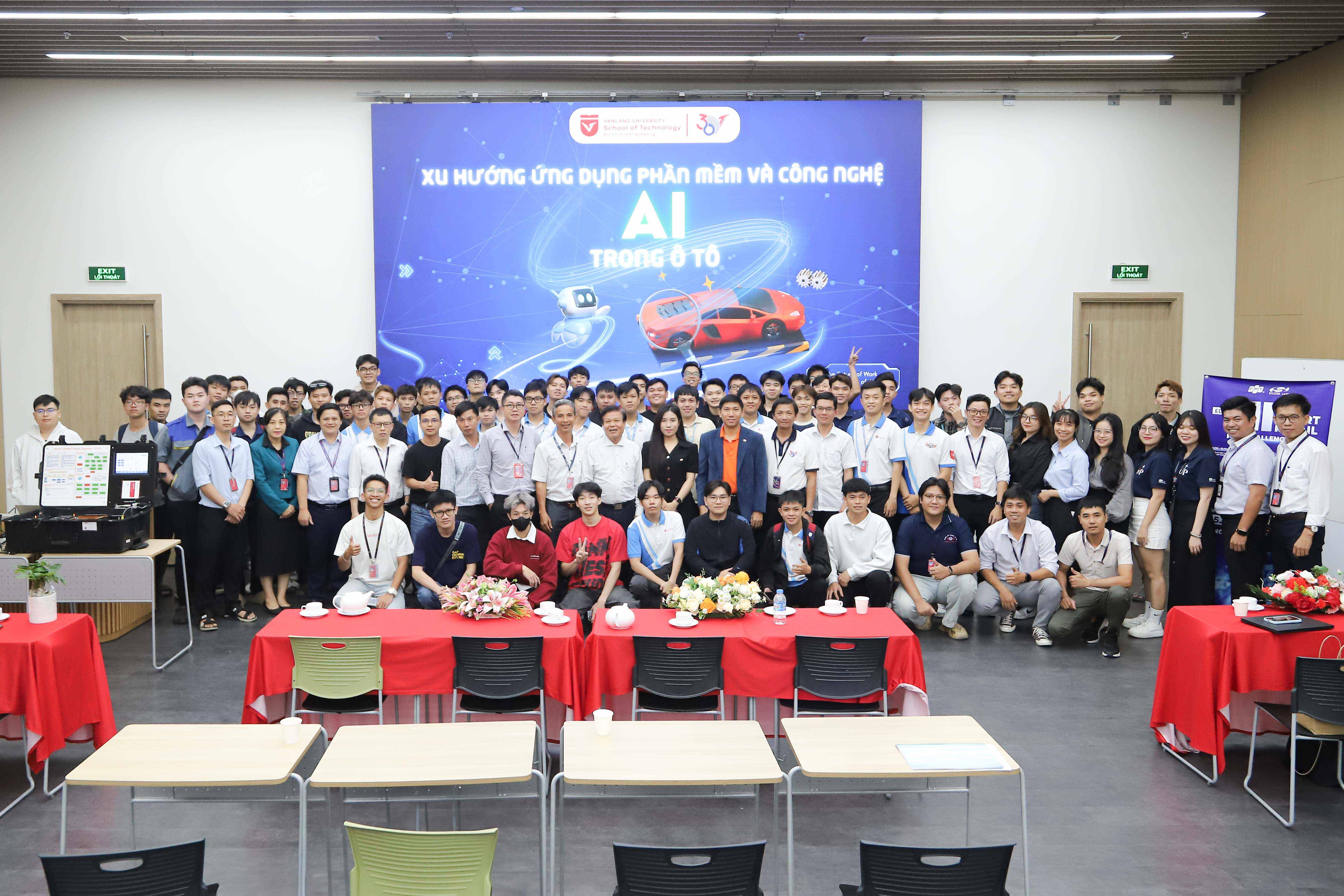 vlu-hoi-thao-xu-huong-ung-dung-phan-mem-va-cong-nghe-ai-trong-o-to-f.jpg