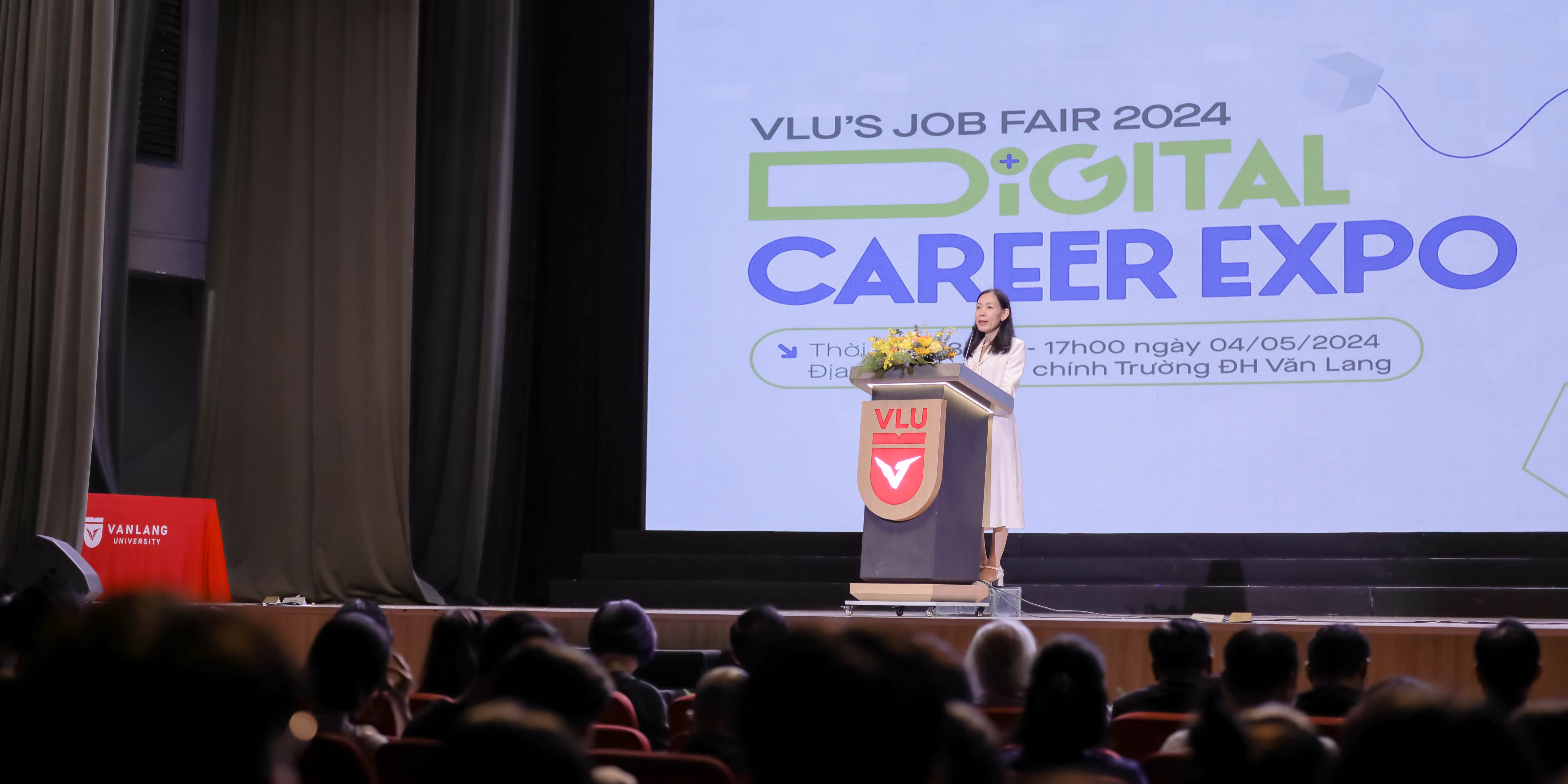 vlu-hon-10000-co-hoi-viec-lam-hap-dan-danh-cho-sinh-vien-van-lang-tai-vlu-job-fair-2024-b.jpg