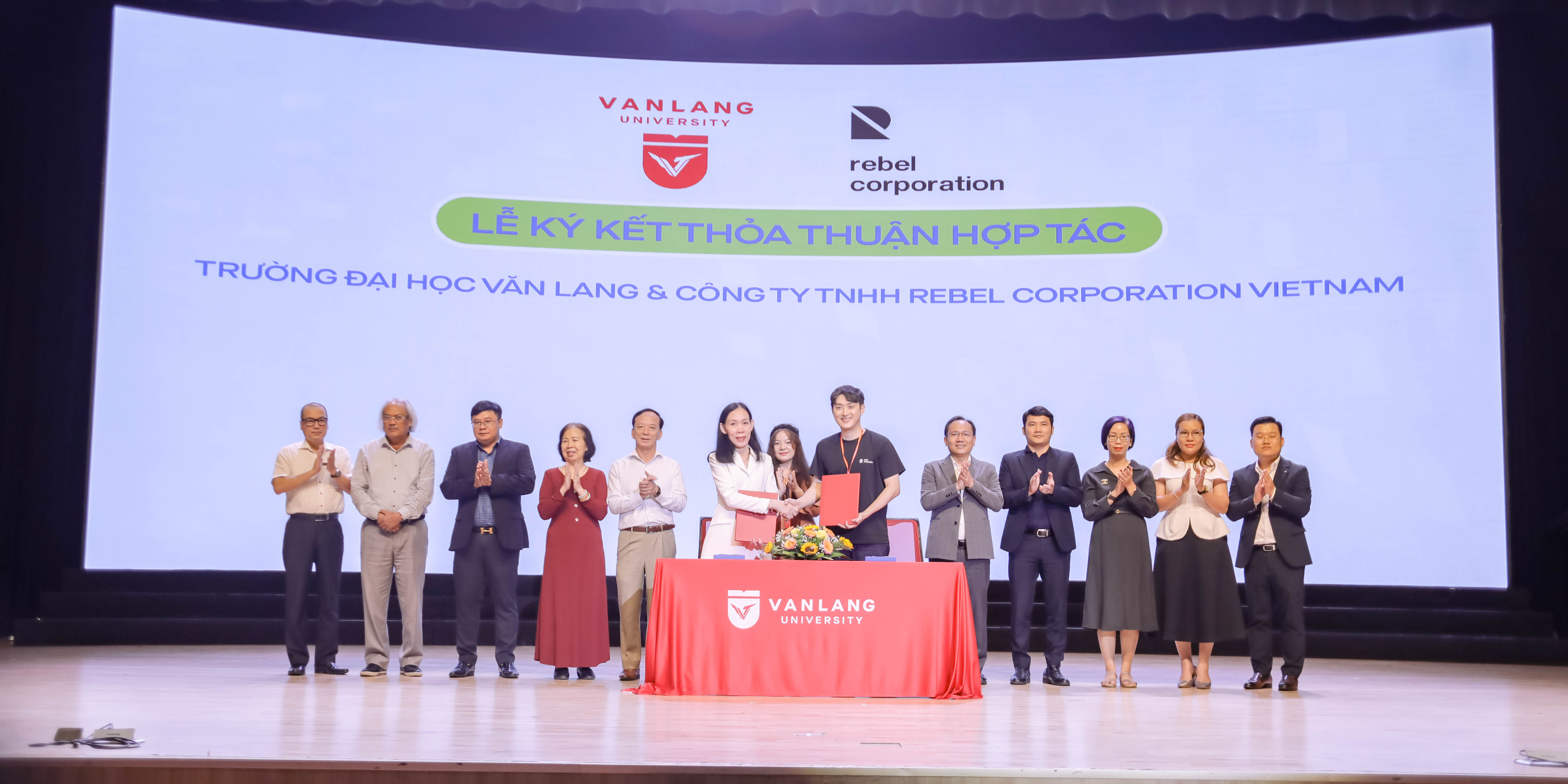vlu-hon-10000-co-hoi-viec-lam-hap-dan-danh-cho-sinh-vien-van-lang-tai-vlu-job-fair-2024-c.jpg