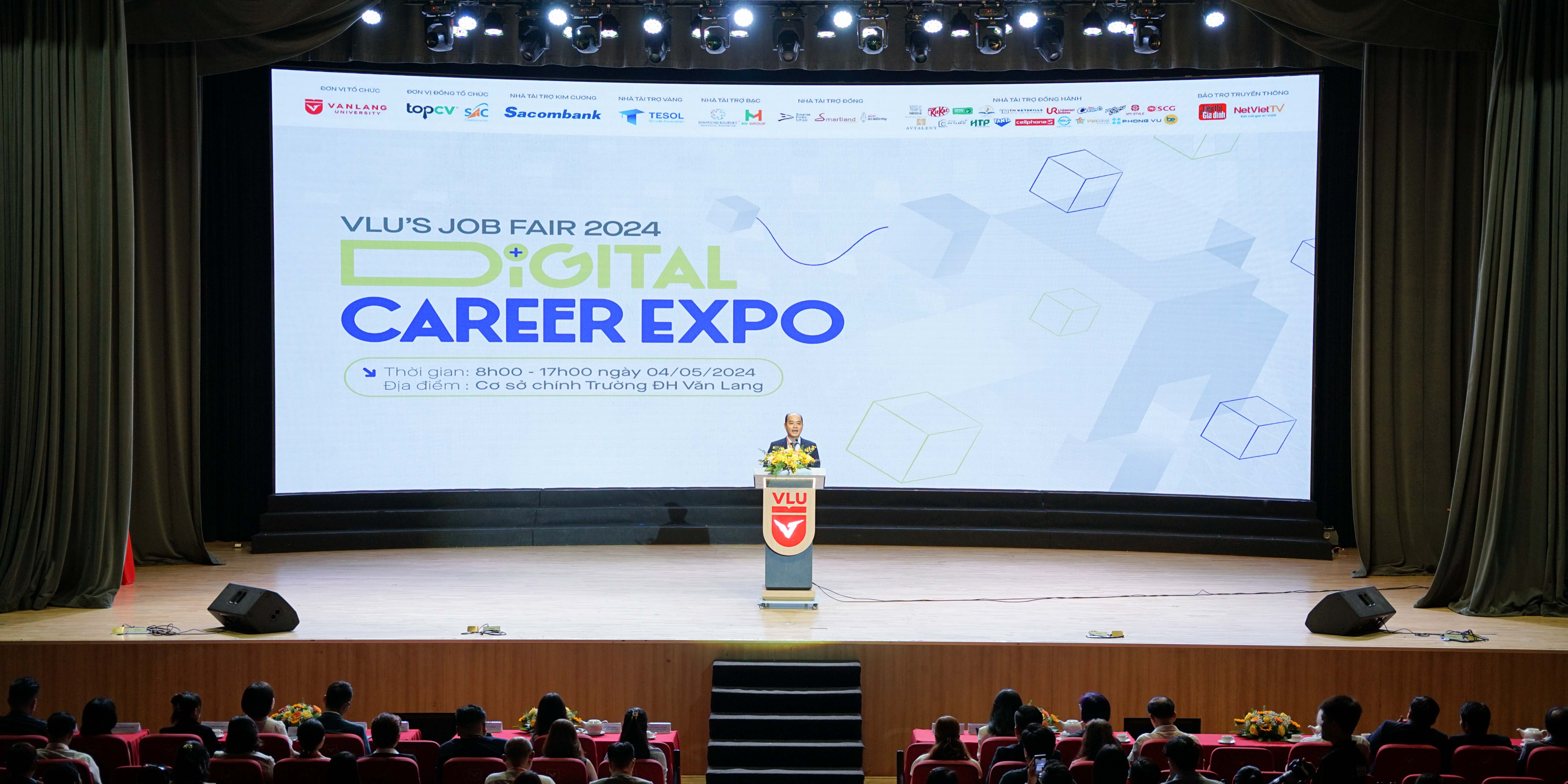 vlu-hon-10000-co-hoi-viec-lam-hap-dan-danh-cho-sinh-vien-van-lang-tai-vlu-job-fair-2024-d.jpg