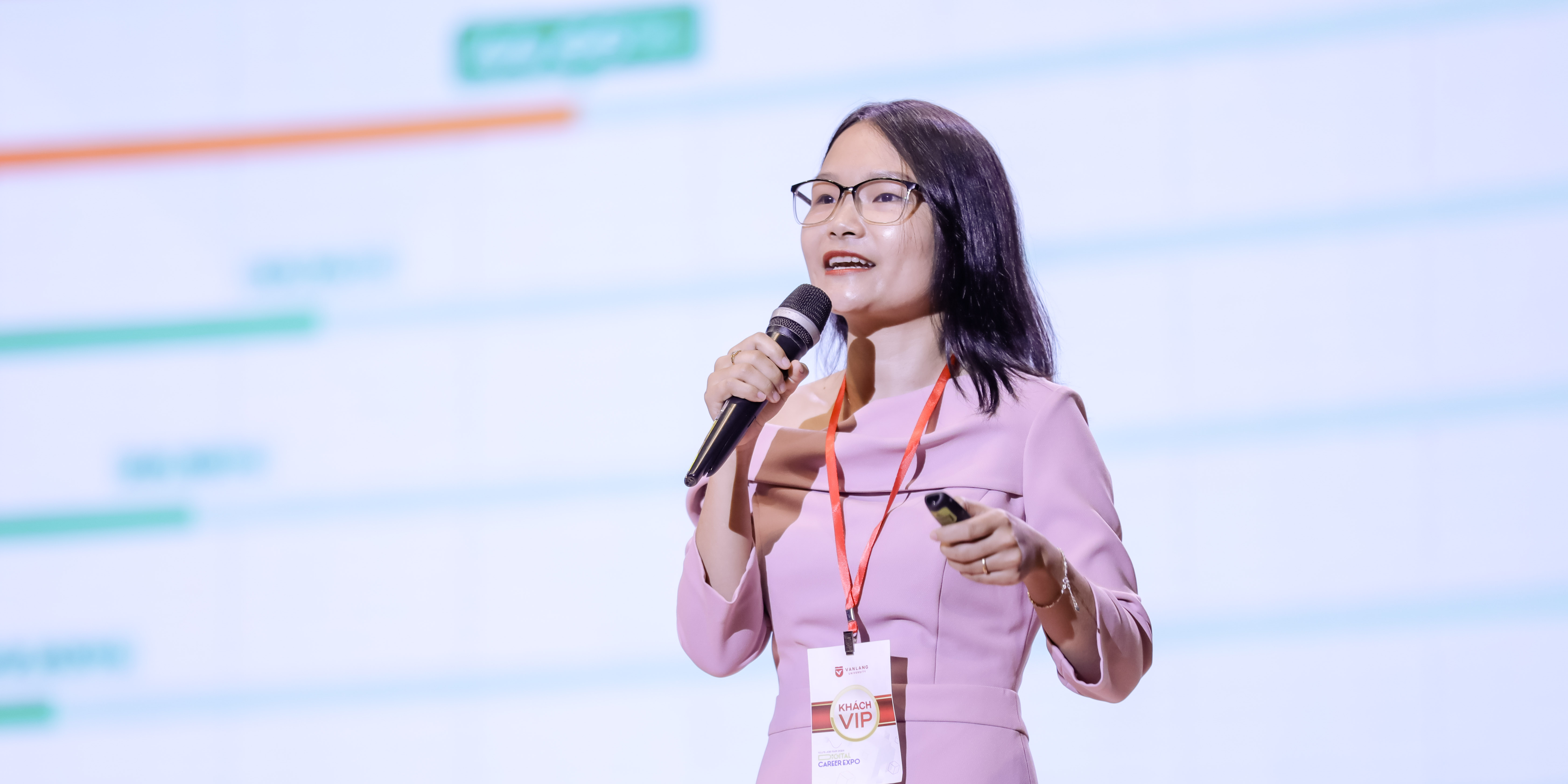 vlu-hon-10000-co-hoi-viec-lam-hap-dan-danh-cho-sinh-vien-van-lang-tai-vlu-job-fair-2024-e.jpg