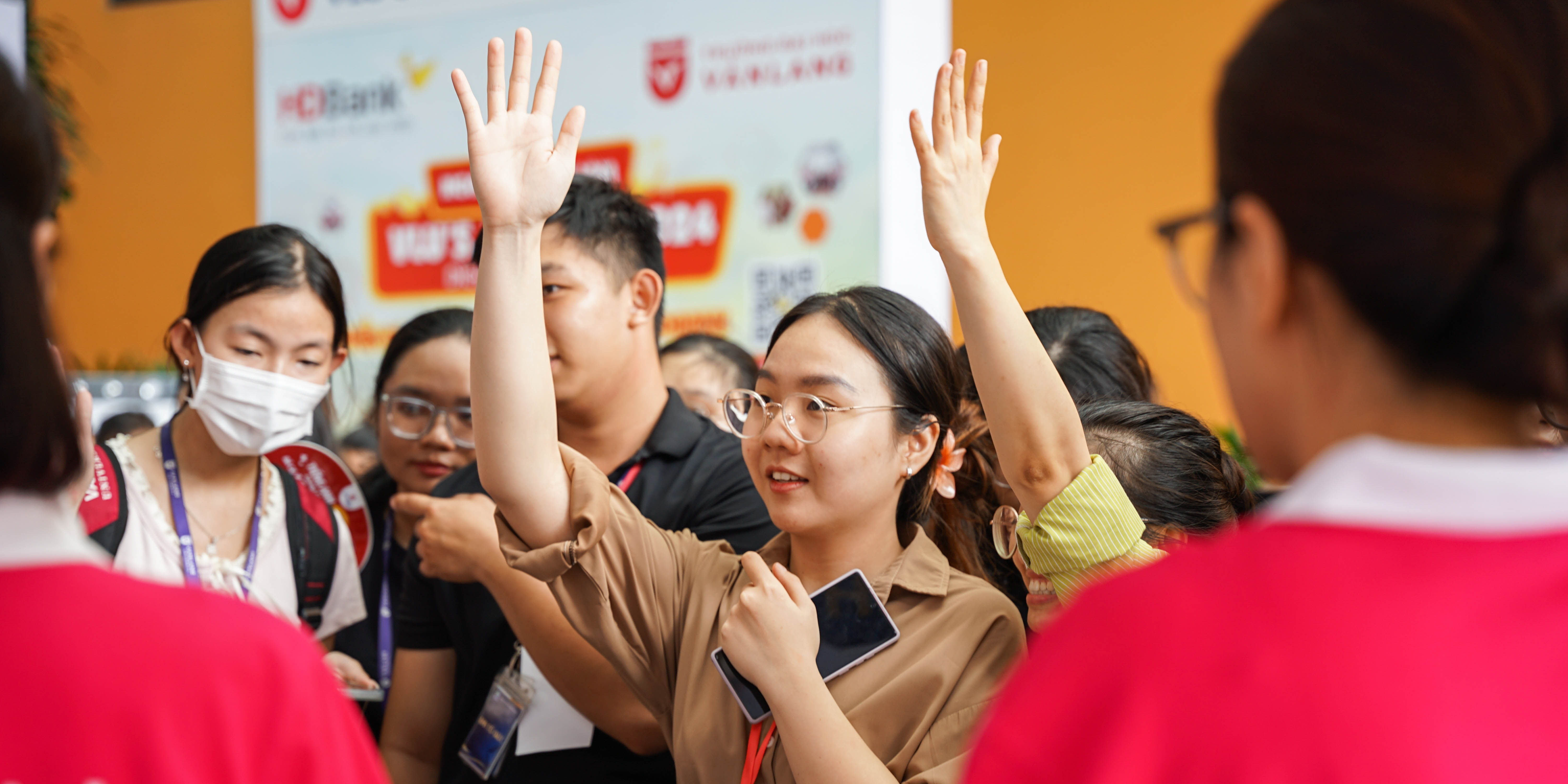 vlu-hon-10000-co-hoi-viec-lam-hap-dan-danh-cho-sinh-vien-van-lang-tai-vlu-job-fair-2024-f.jpg