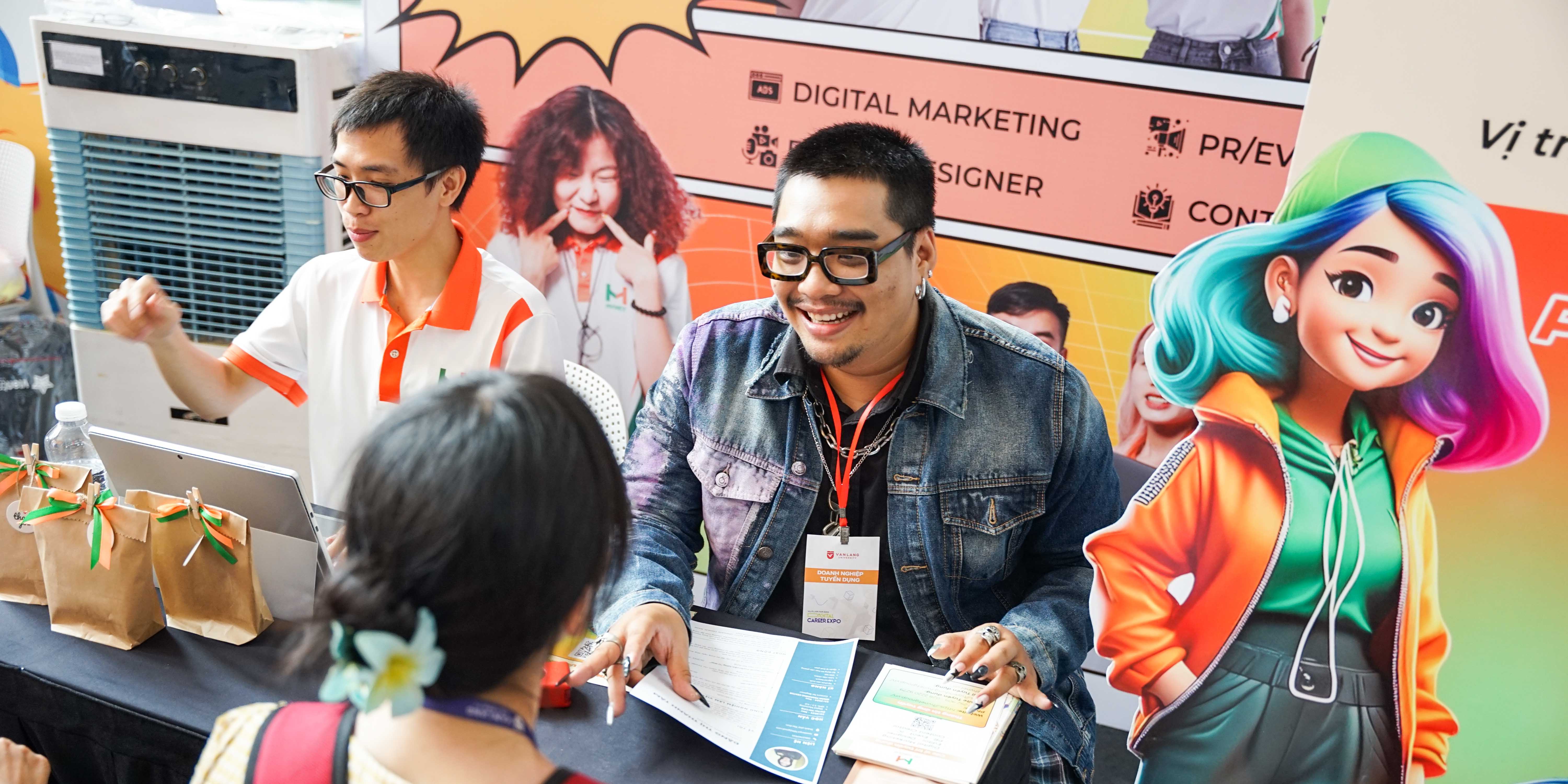 vlu-hon-10000-co-hoi-viec-lam-hap-dan-danh-cho-sinh-vien-van-lang-tai-vlu-job-fair-2024-g.jpg