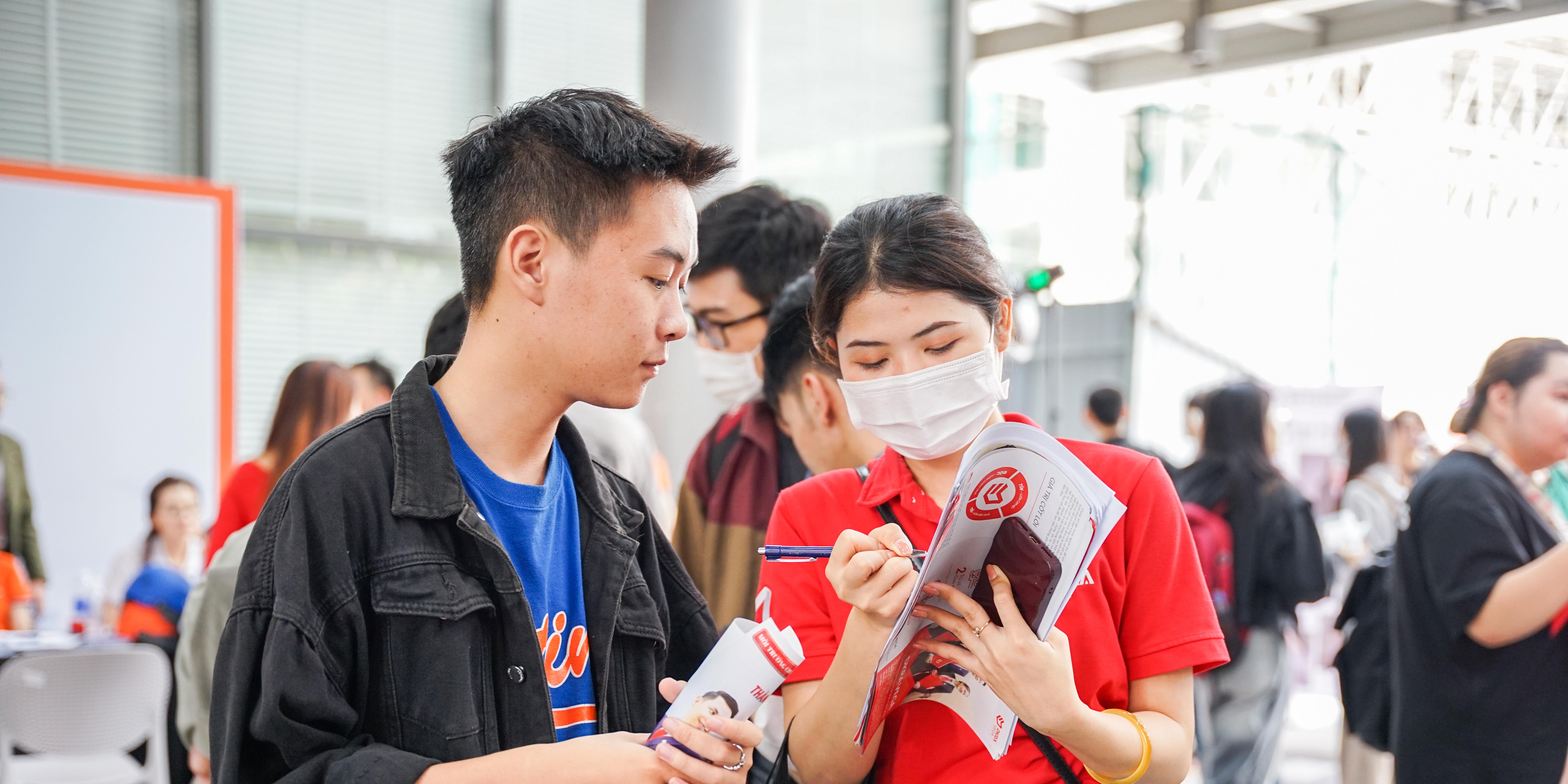 vlu-hon-10000-co-hoi-viec-lam-hap-dan-danh-cho-sinh-vien-van-lang-tai-vlu-job-fair-2024-l.jpg