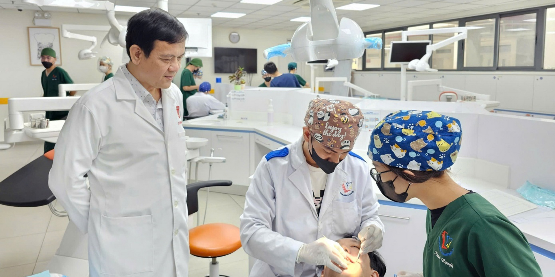 vlu-hon-500-hoc-sinh-thpt-trai-nghiem-khoi-nganh-khoa-hoc-suc-khoe-tai-truong-dai-hoc-van-lang-b.JPG