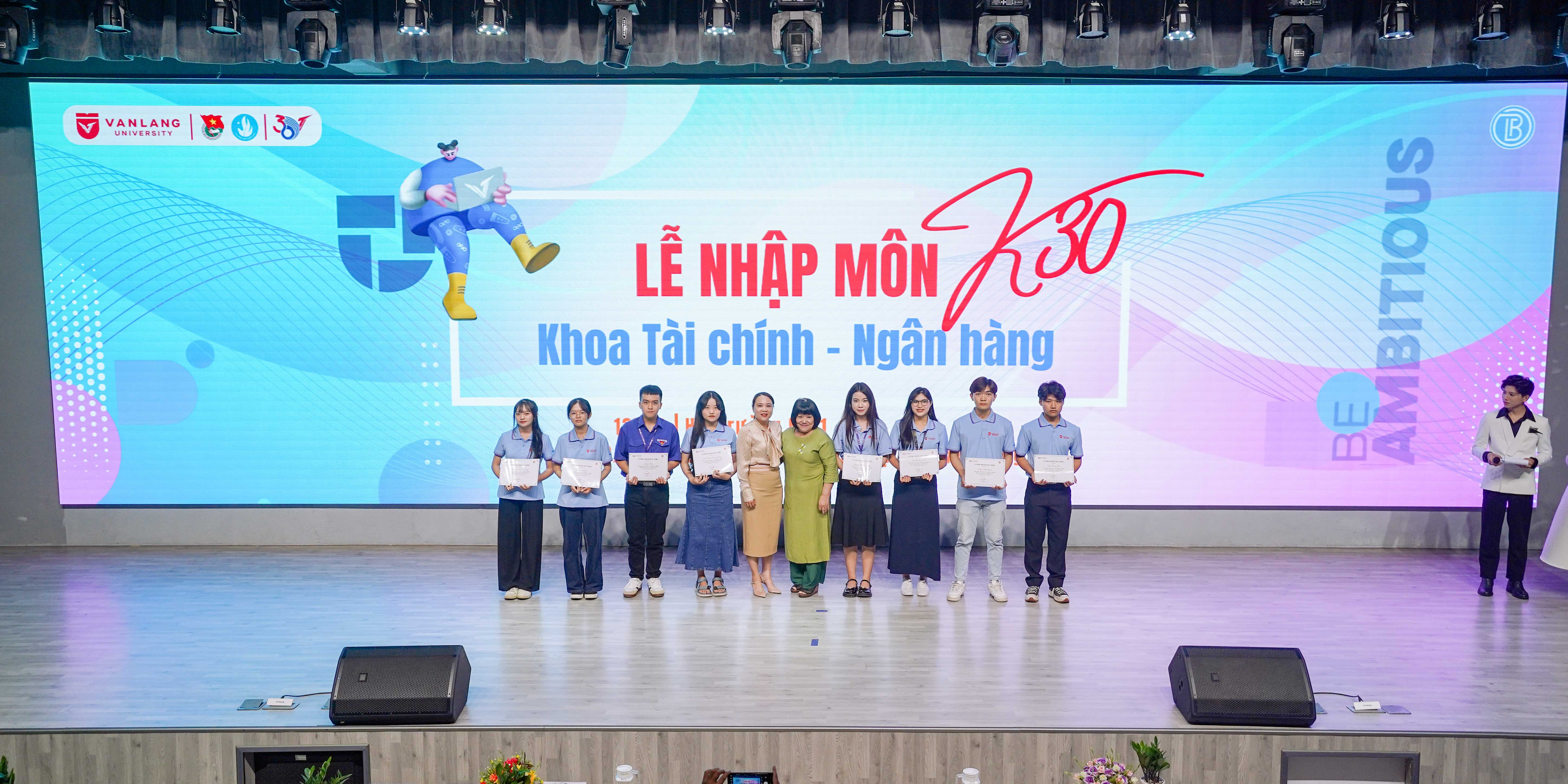 vlu-khac-le-nhap-mon-danh-rieng-cho-tan-sinh-vien-k30-khoa-tai-chinh-ngan-hang-d.jpg