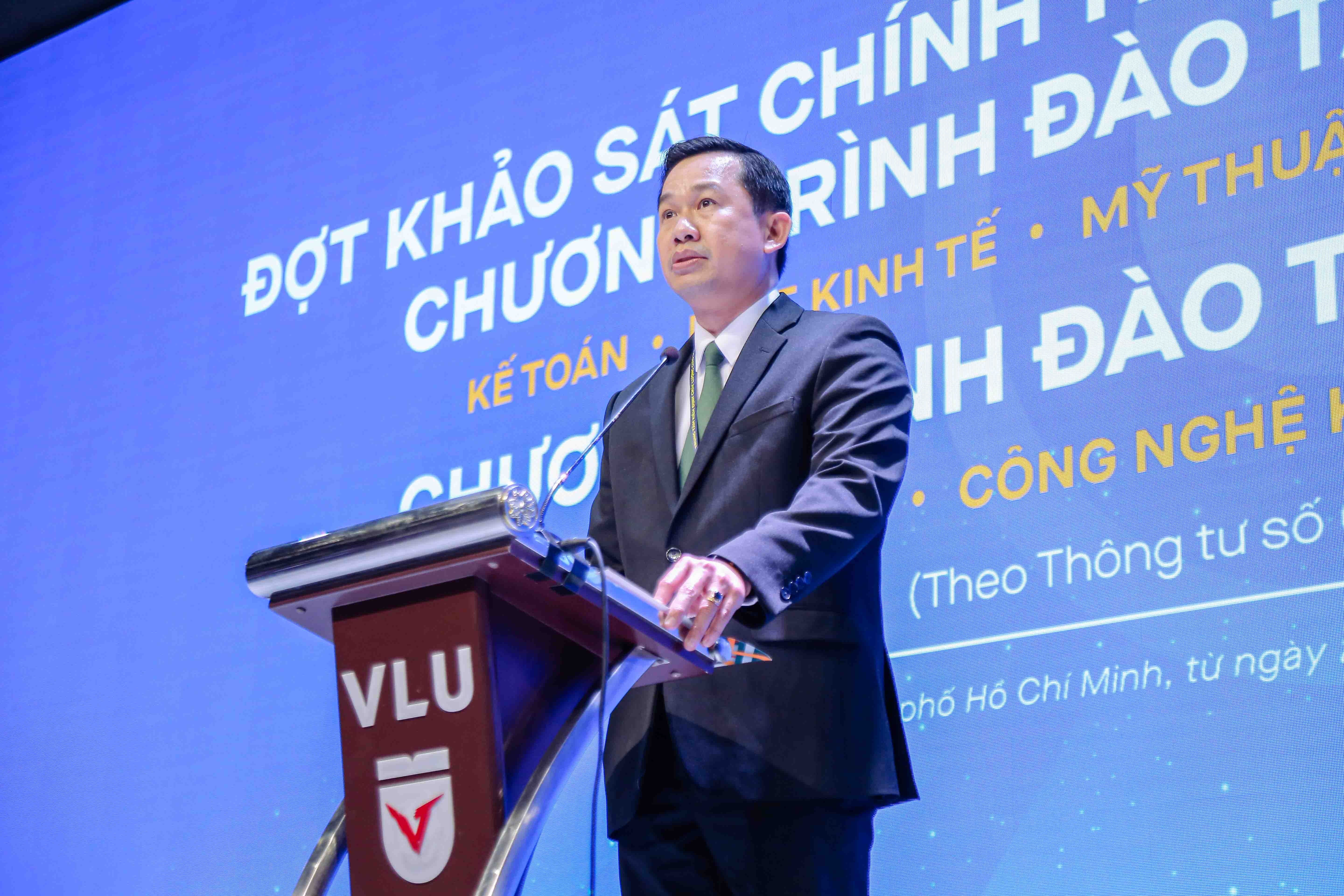 vlu-khai-mac-dot-khao-sat-chinh-thuc-kiem-dinh-06-chuong-trinh-dao-tao-trinh-do-thac-si-va-dai-hoc-a.jpg