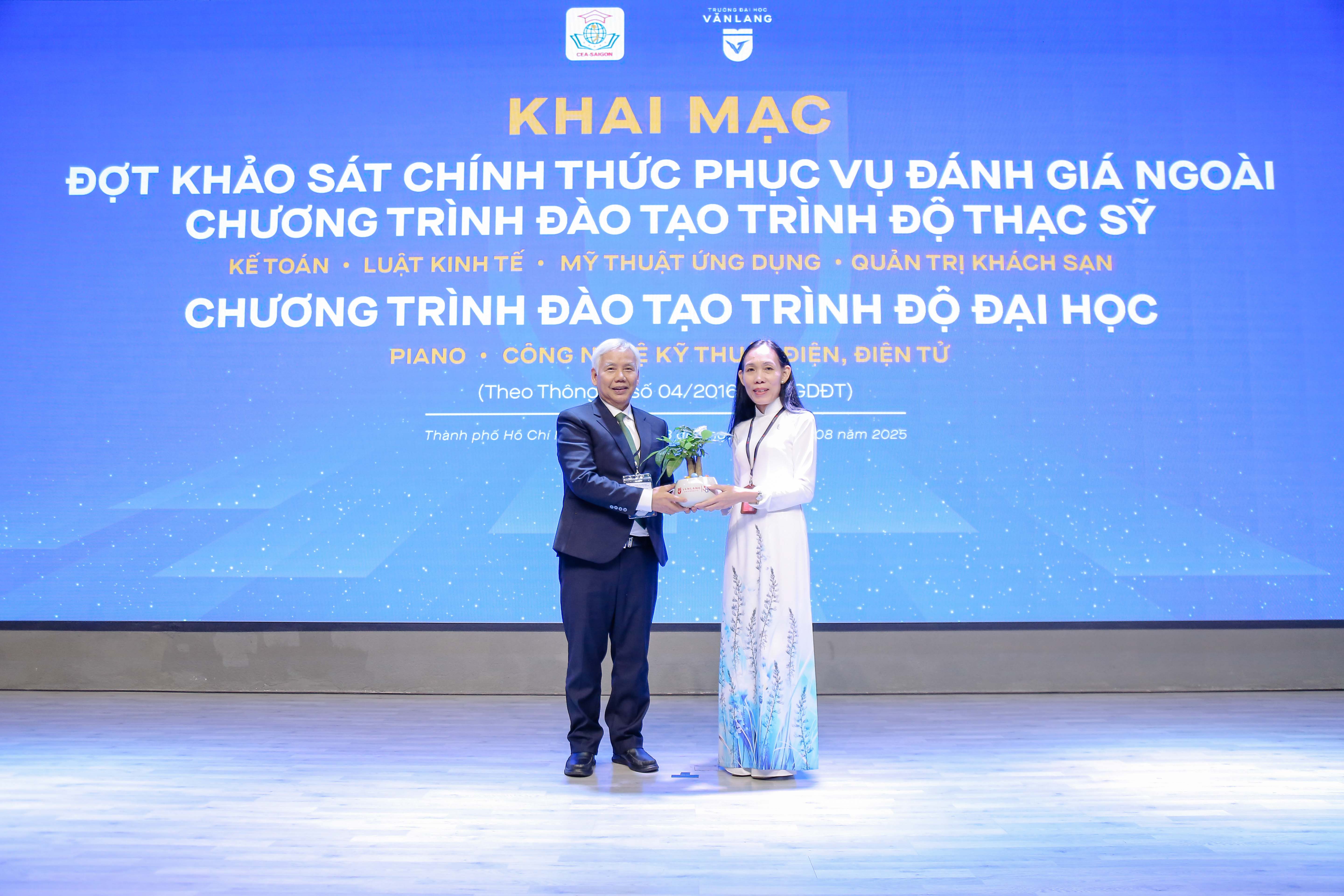 vlu-khai-mac-dot-khao-sat-chinh-thuc-kiem-dinh-06-chuong-trinh-dao-tao-trinh-do-thac-si-va-dai-hoc-d.jpg