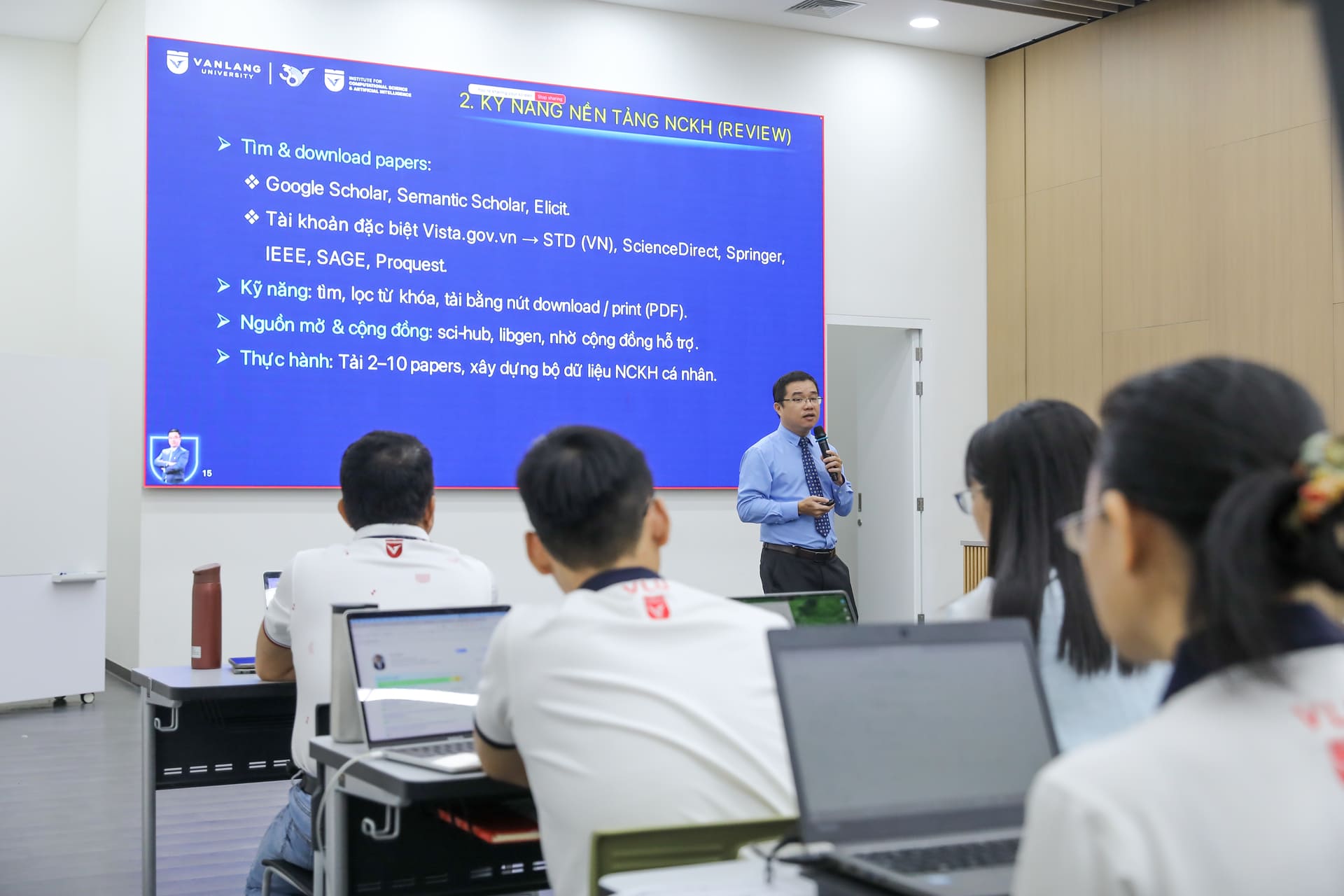 vlu-khai-pha-suc-manh-ai-trong-hoat-dong-nghien-cuu-khoa-hoc-thoi-dai-4.0-b.jpg