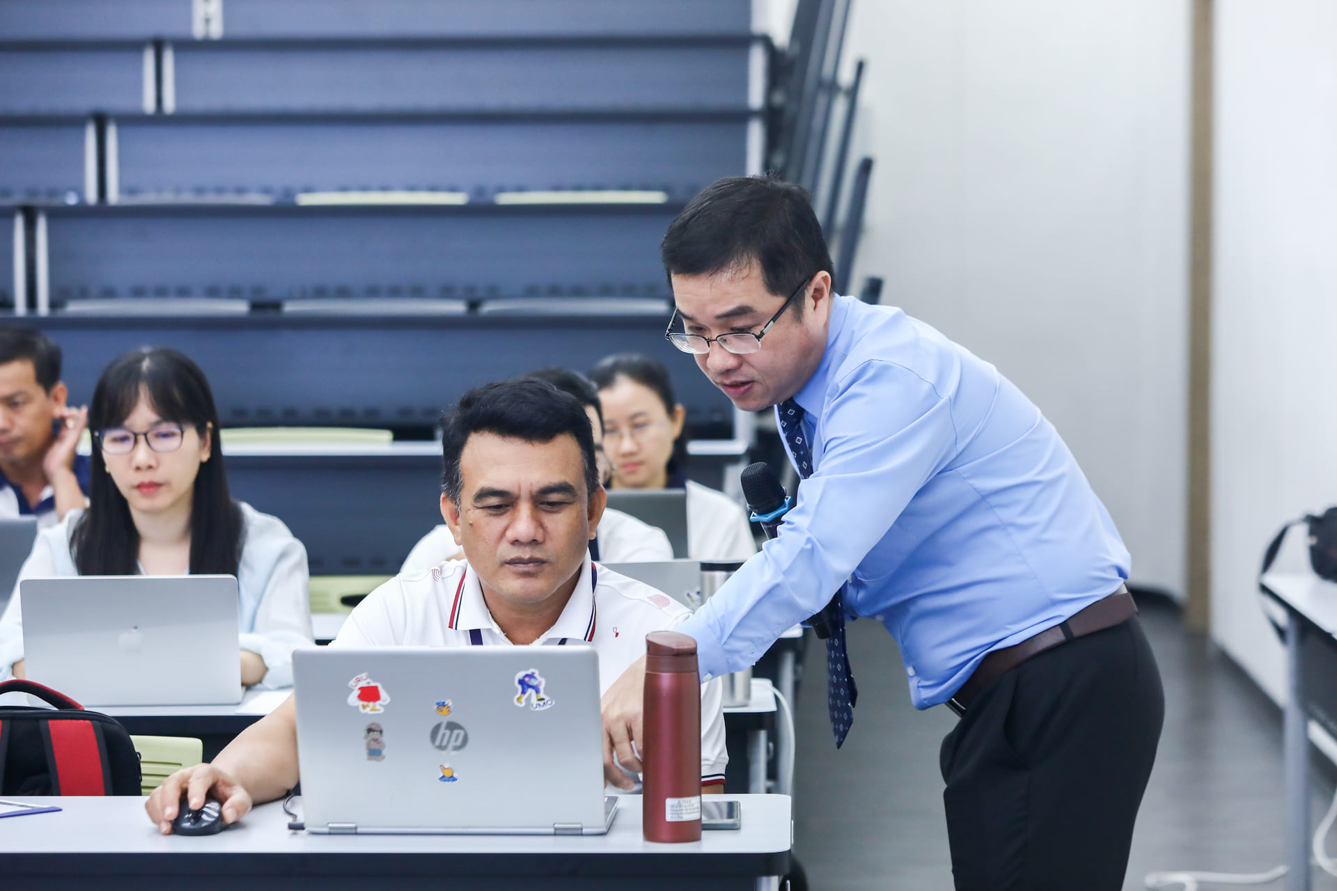 vlu-khai-pha-suc-manh-ai-trong-hoat-dong-nghien-cuu-khoa-hoc-thoi-dai-4.0-c.jpg
