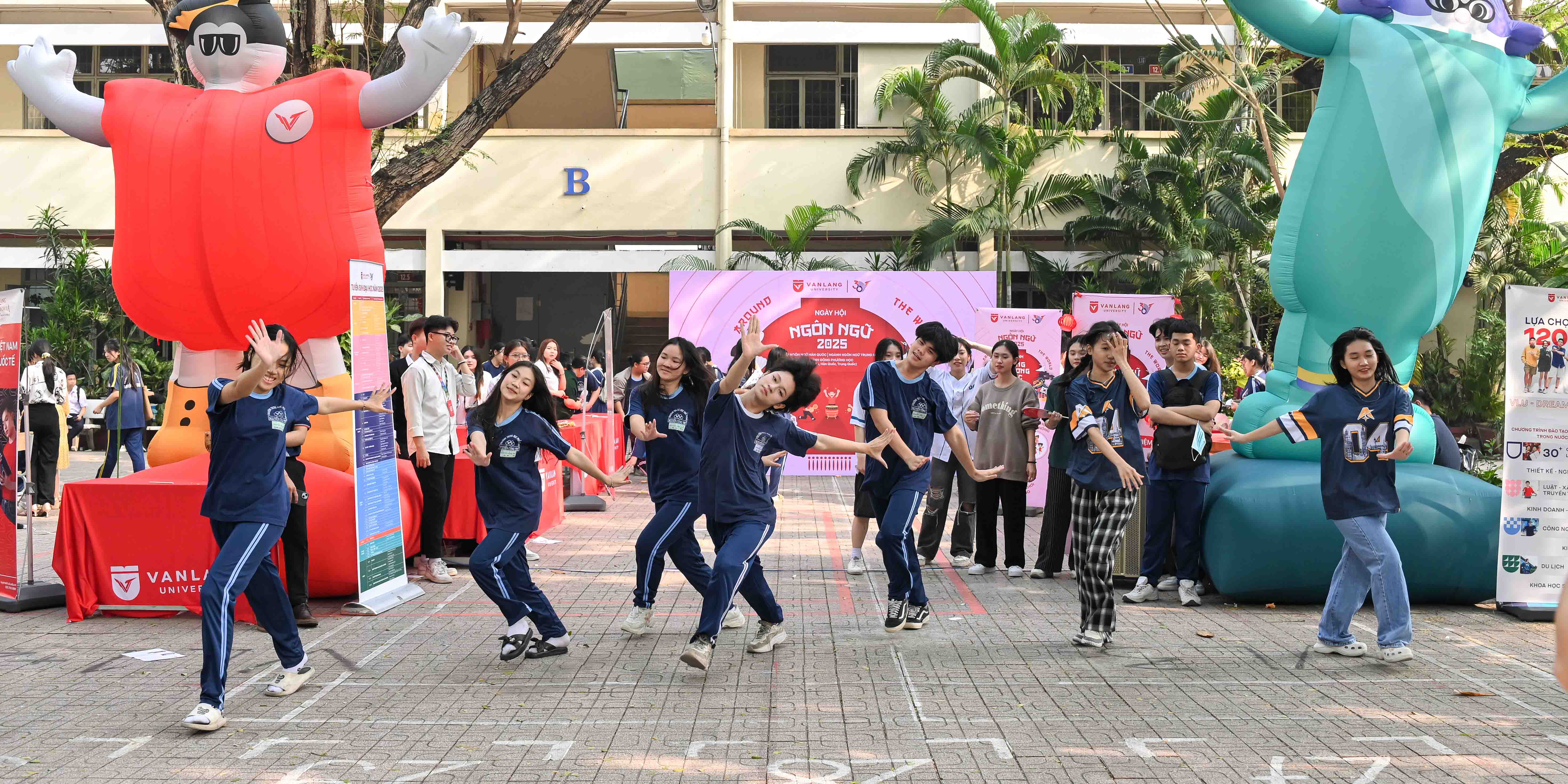 vlu-kham-pha-van-hoa-a-dong-tai-gian-hang-truong-dai-hoc-van-lang-trong-ngay-hoi-ngon-ngu-c.jpg