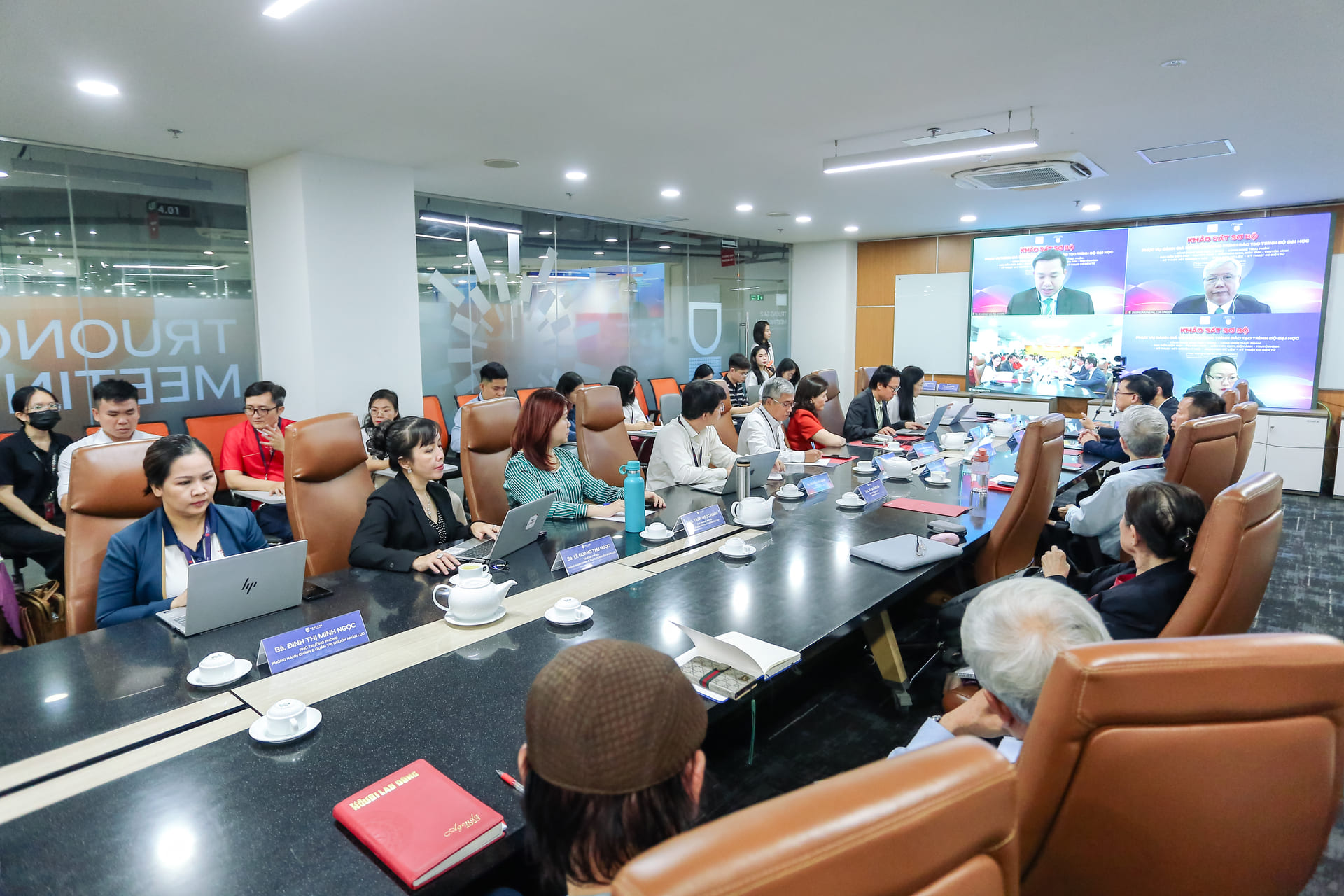 vlu-khao-sat-so-bo-phuc-vu-danh-gia-ngoai-07-chuong-trinh-dao-tao-trinh-do-dai-hoc-cua-truong-dai-hoc-van-lang-b.jpg