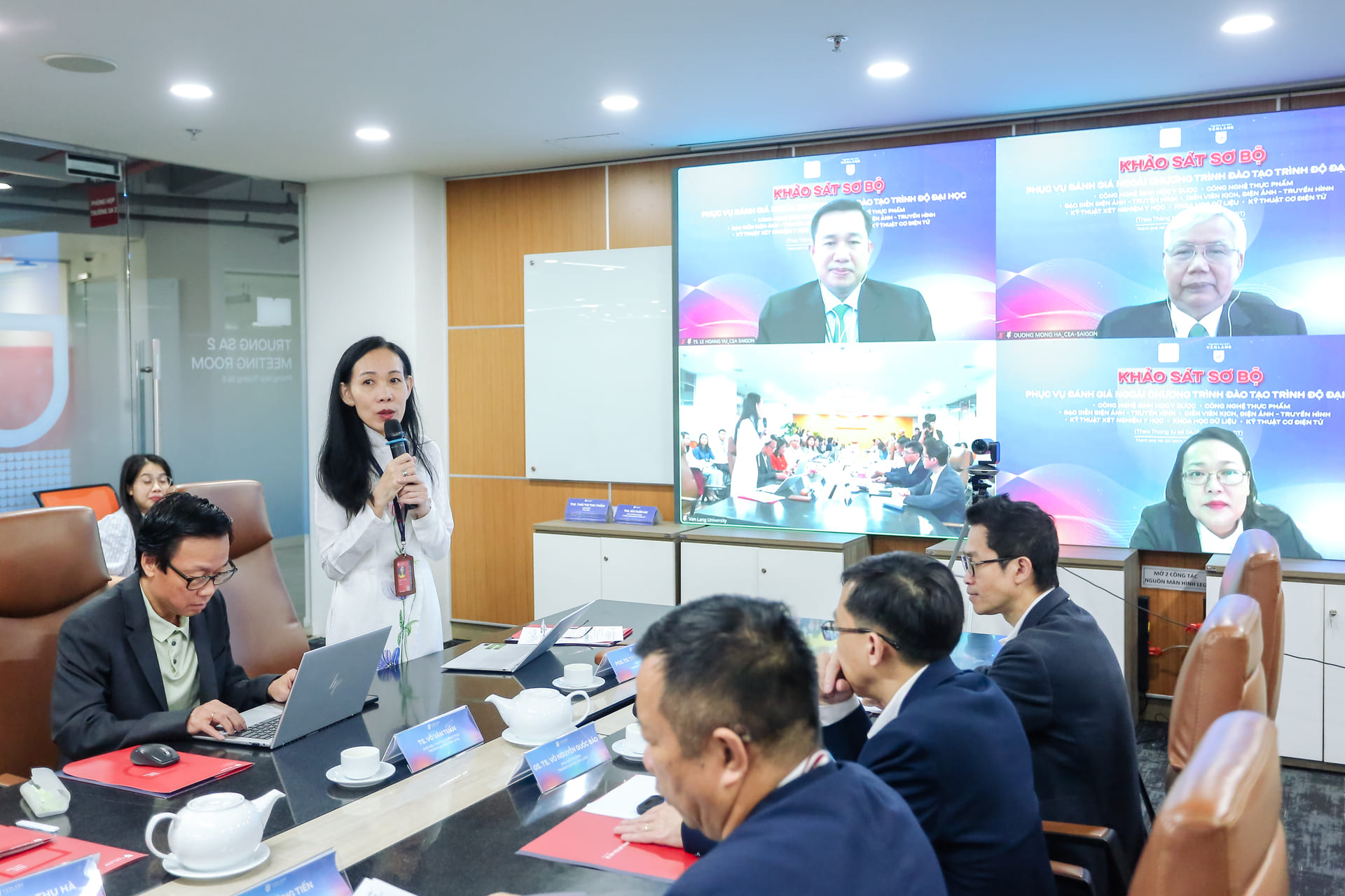 vlu-khao-sat-so-bo-phuc-vu-danh-gia-ngoai-07-chuong-trinh-dao-tao-trinh-do-dai-hoc-cua-truong-dai-hoc-van-lang-c.jpg