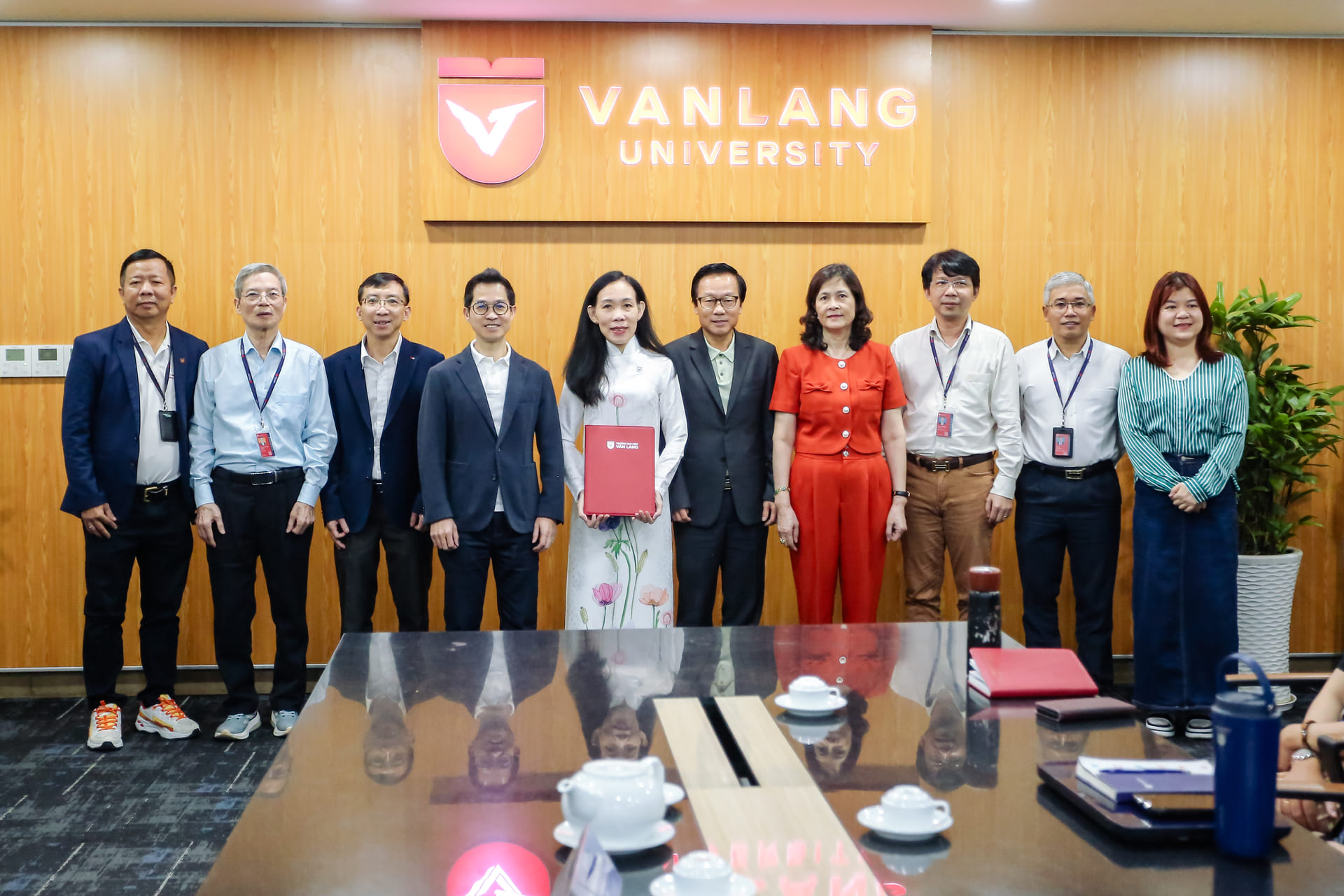vlu-khao-sat-so-bo-phuc-vu-danh-gia-ngoai-07-chuong-trinh-dao-tao-trinh-do-dai-hoc-cua-truong-dai-hoc-van-lang-d.jpg