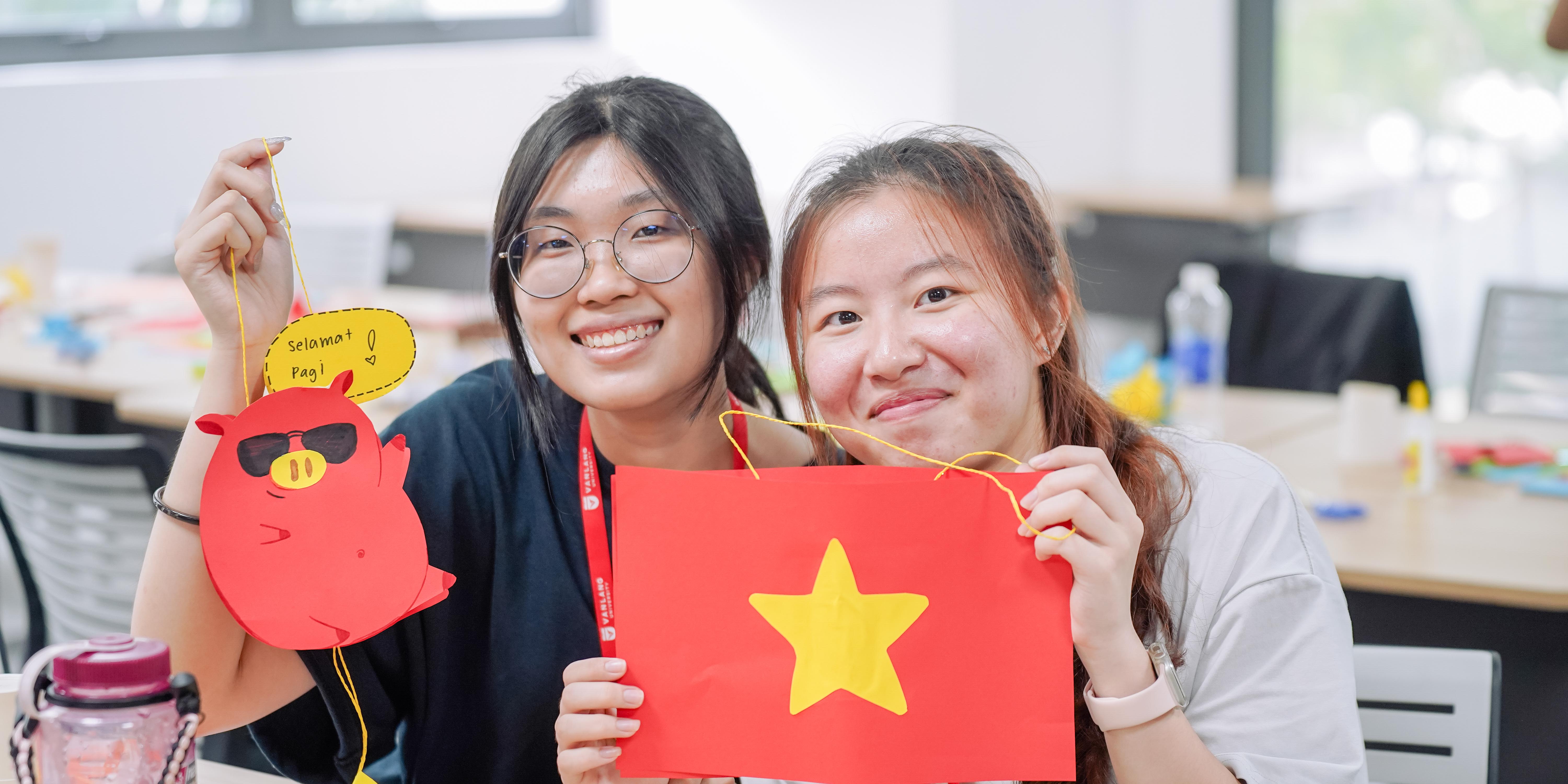 vlu-kheo-tay-hay-lam-cung-cung-sinh-vien-republic-polytechnic-singapore-a.jpg