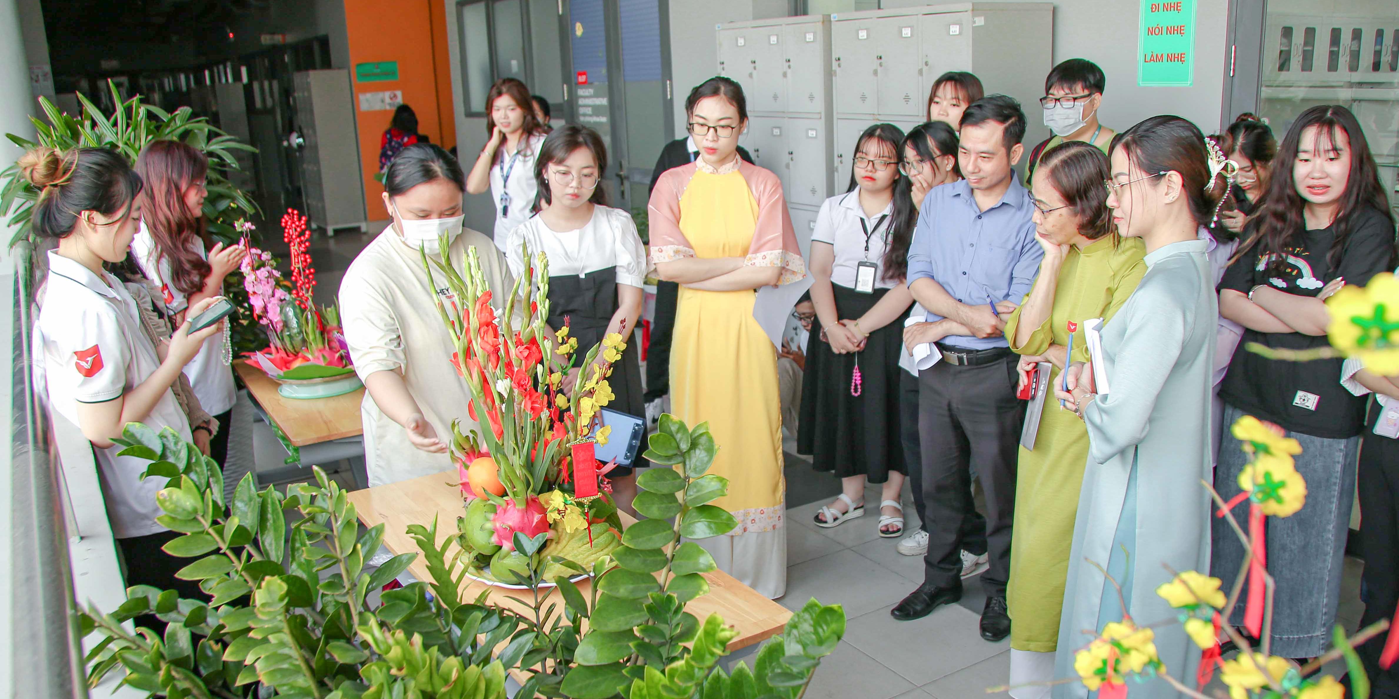 vlu-khoa-duoc-chao-xuan-giap-thin-voi-hoi-thi-ngu-qua-mung-xuan-c.jpg