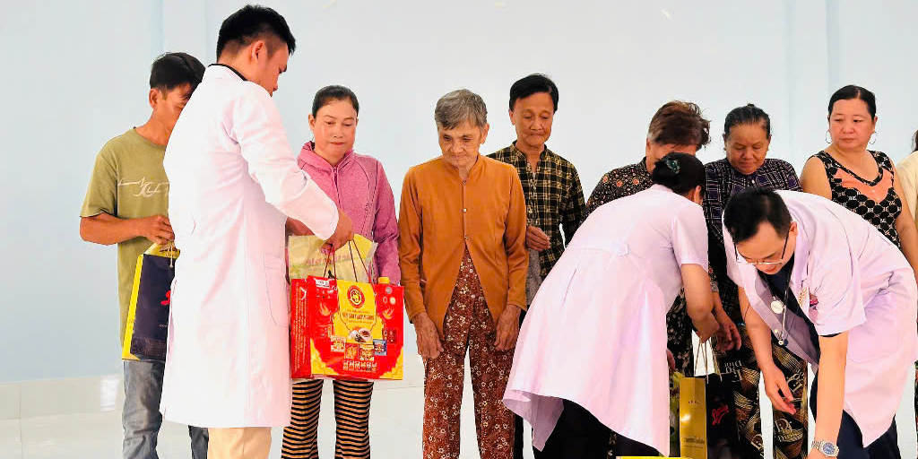 vlu-khoa-ky-thuat-y-hoc-kham-va-cap-phat-thuoc-mien-phi-cho-nguoi-dan-soc-trang-e.jpg