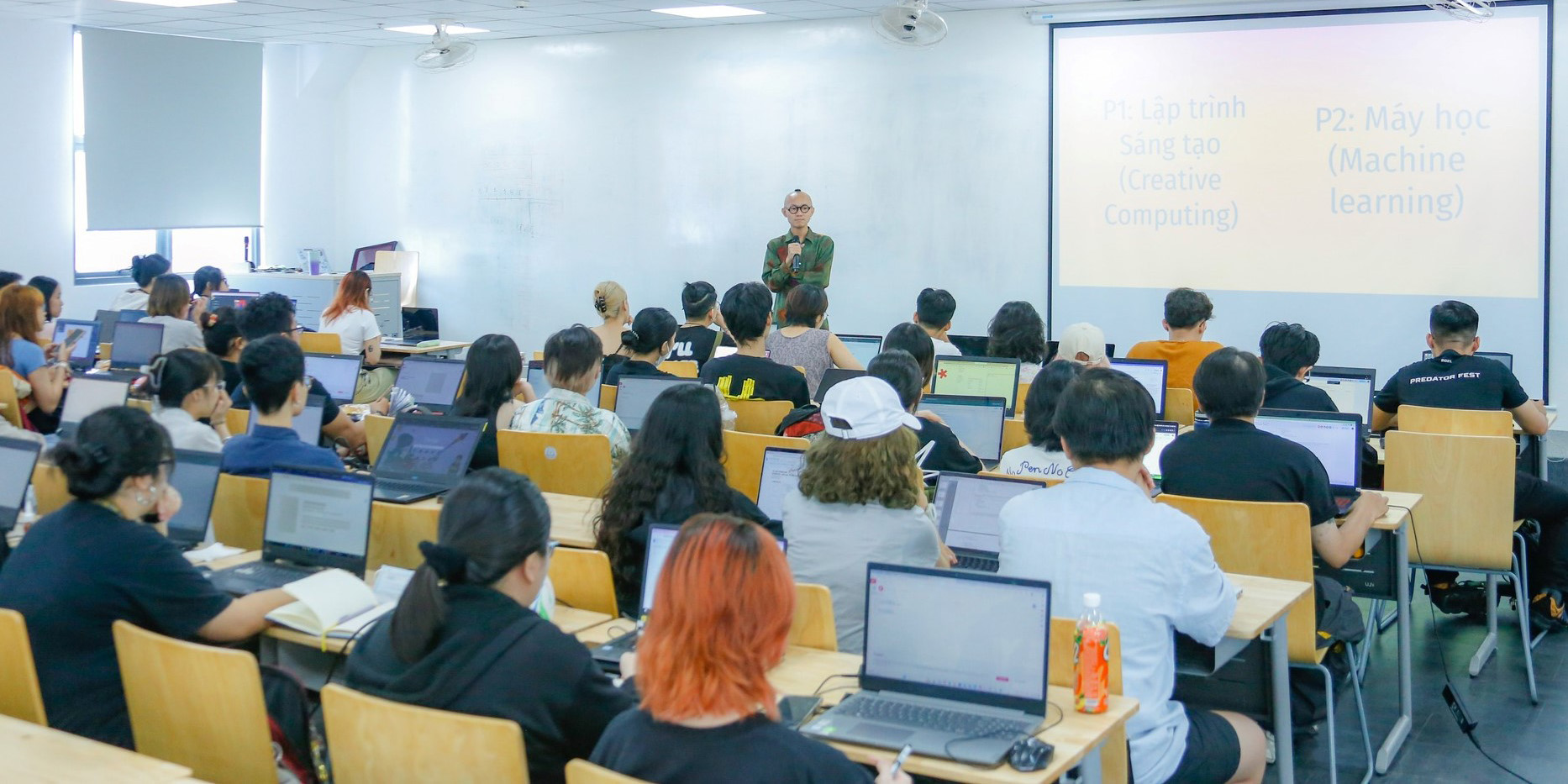 vlu-khoa-my-thuat-va-thiet-ke-to-chuc-workshop-thuc-nghiem-kham-pha-may-hoc-va-ung-dung-cua-may-moc-trong-sang-tao-a.jpg