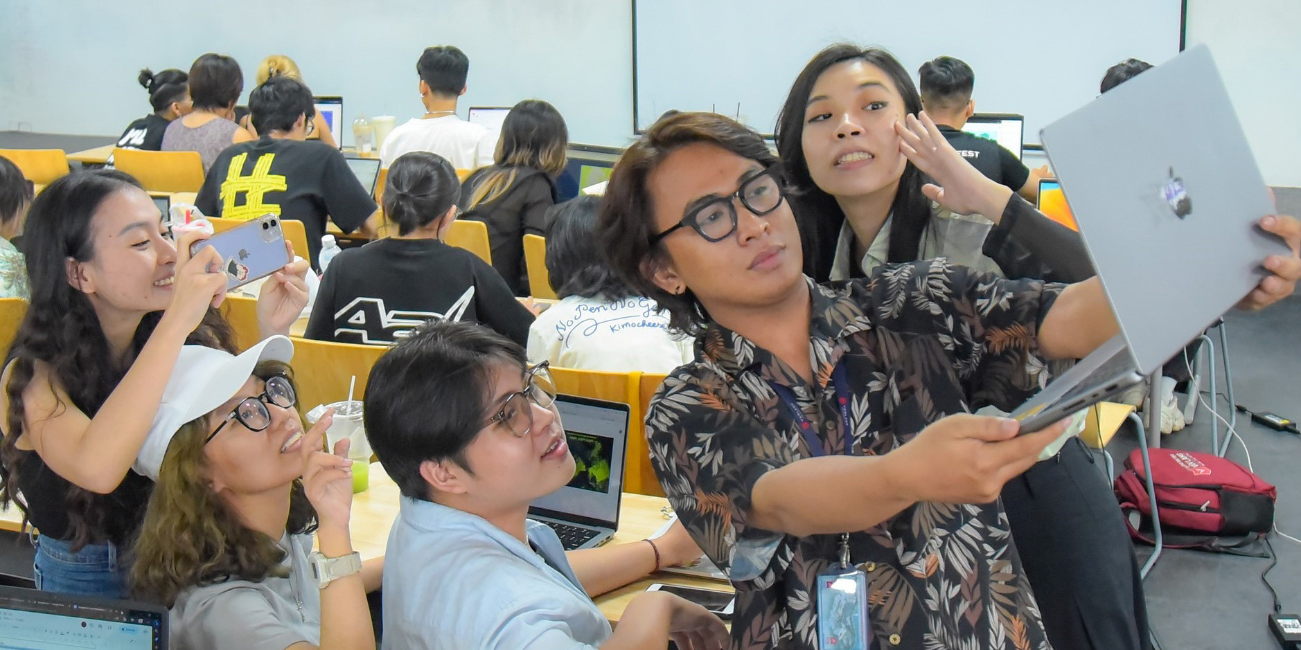 vlu-khoa-my-thuat-va-thiet-ke-to-chuc-workshop-thuc-nghiem-kham-pha-may-hoc-va-ung-dung-cua-may-moc-trong-sang-tao-b.jpg