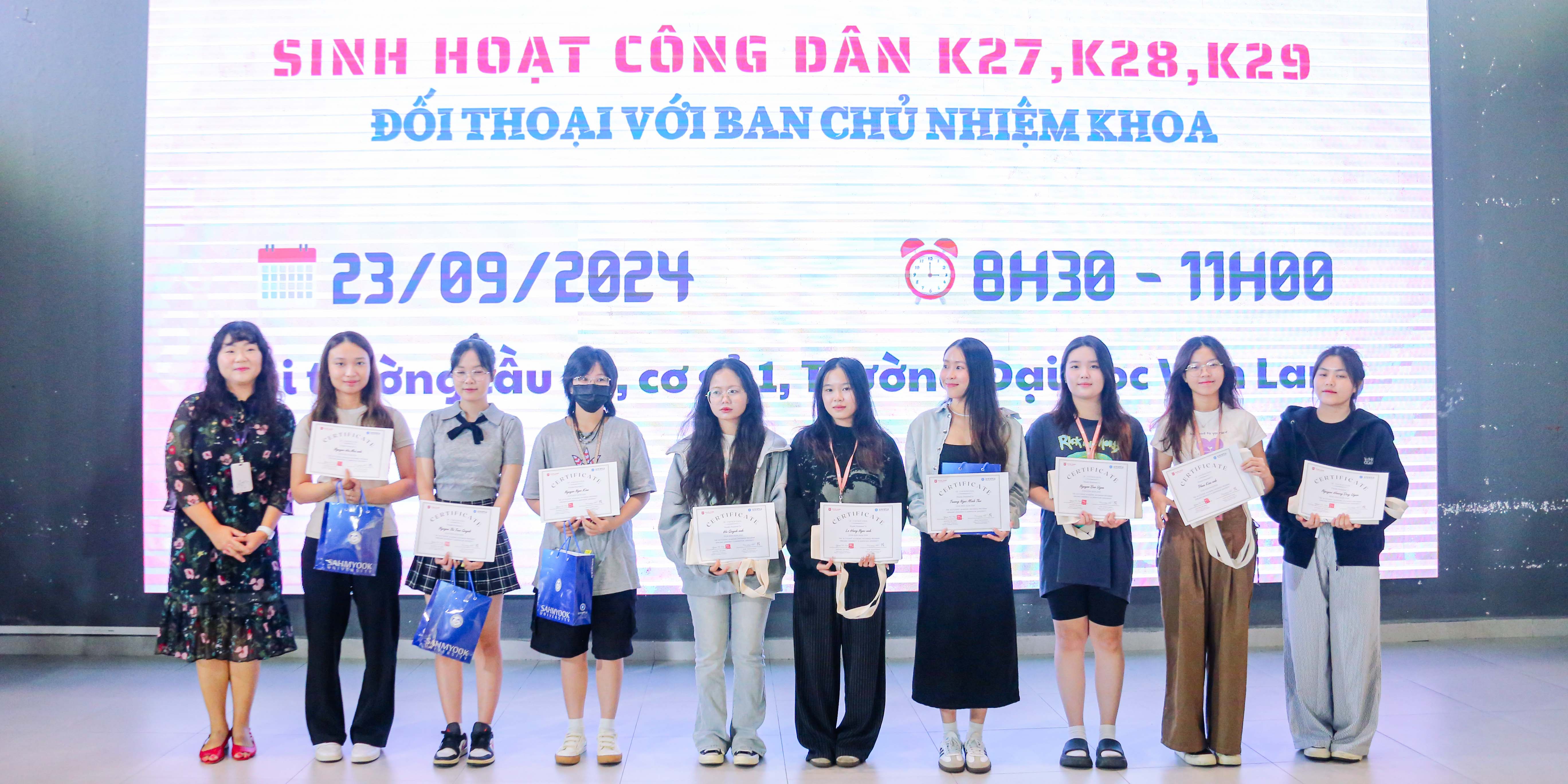 vlu-khoa-ngon-ngu-va-van-hoa-han-quoc-don-chao-nam-hoc-moi-e.jpg