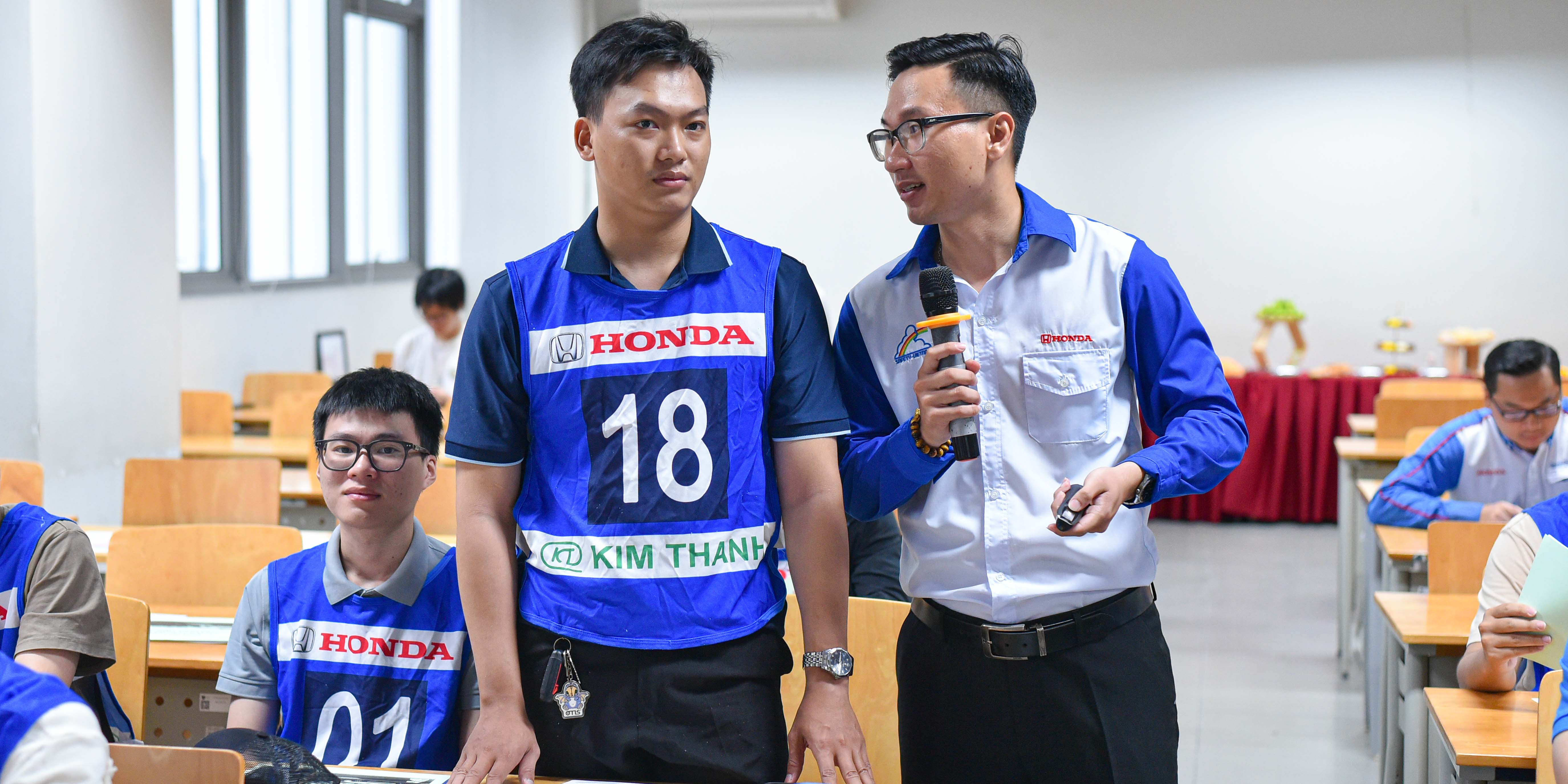 vlu-khoa-tap-huan-lai-xe-o-to-phong-ve-danh-cho-sinh-vien-van-lang-b.jpg