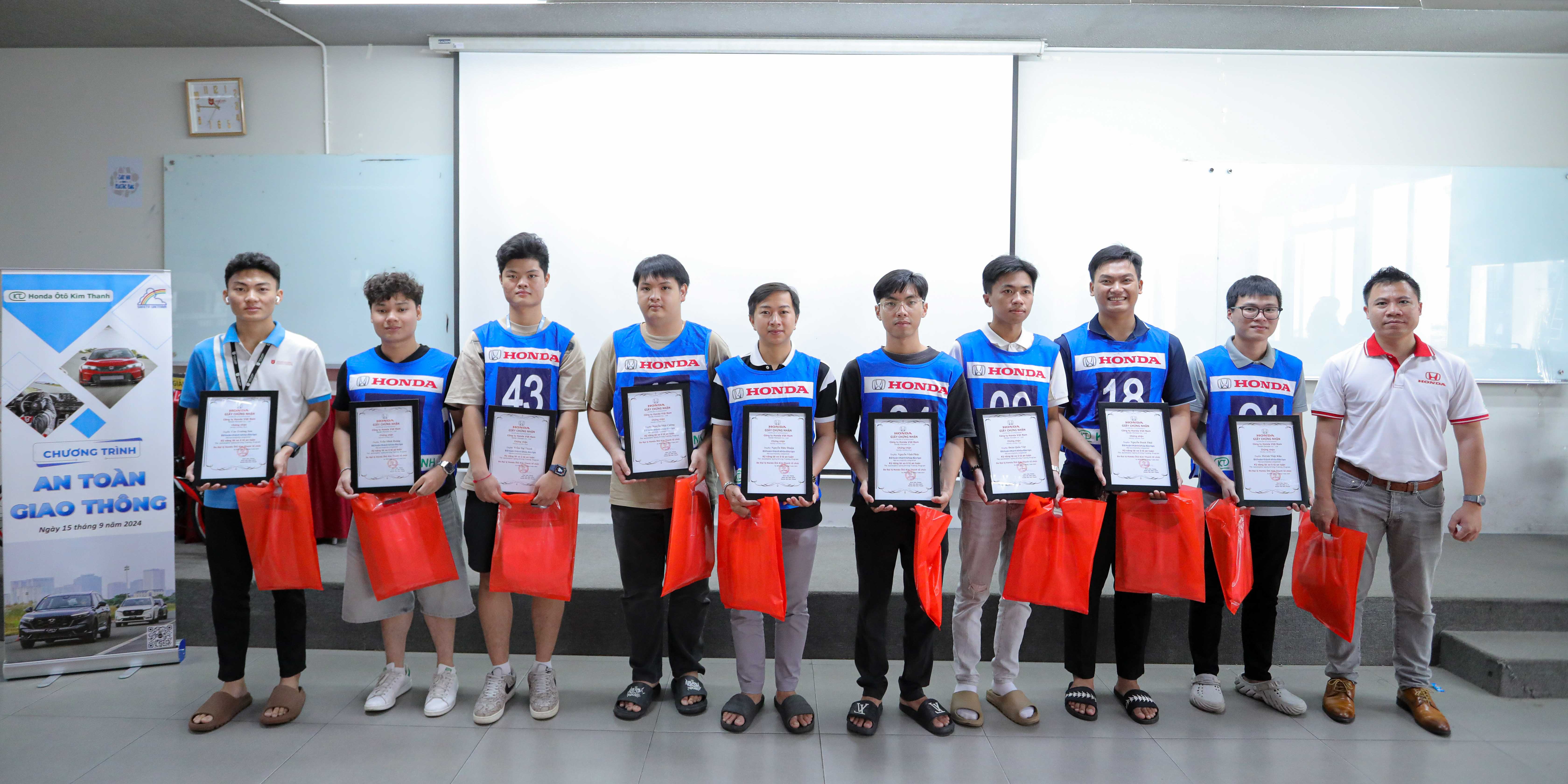 vlu-khoa-tap-huan-lai-xe-o-to-phong-ve-danh-cho-sinh-vien-van-lang-e.jpg