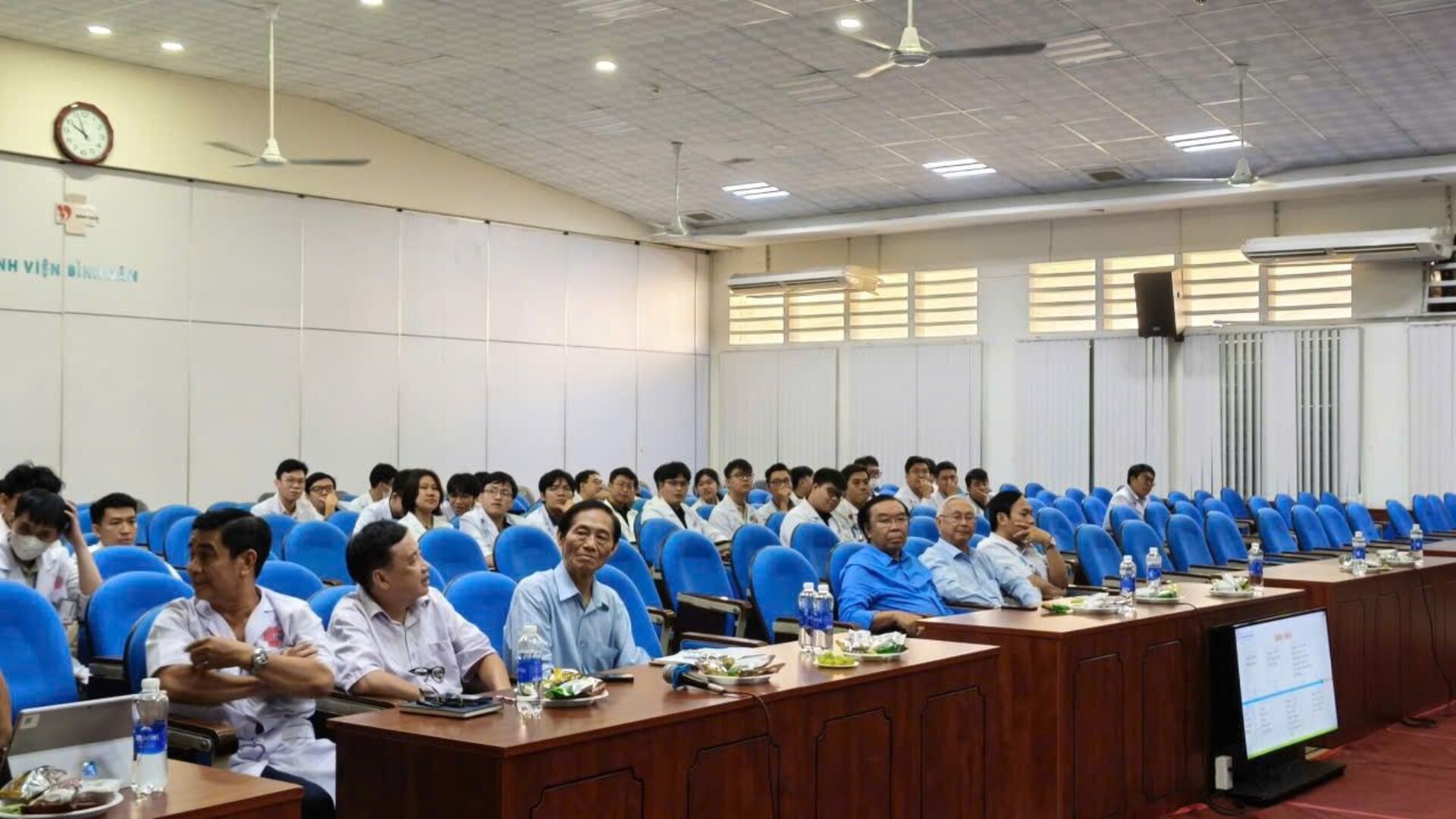 vlu-khoa-y-van-lang-dau-an-tri-thuc-tren-cac-dien-dan-y-khoa-toan-quoc-1.jpg