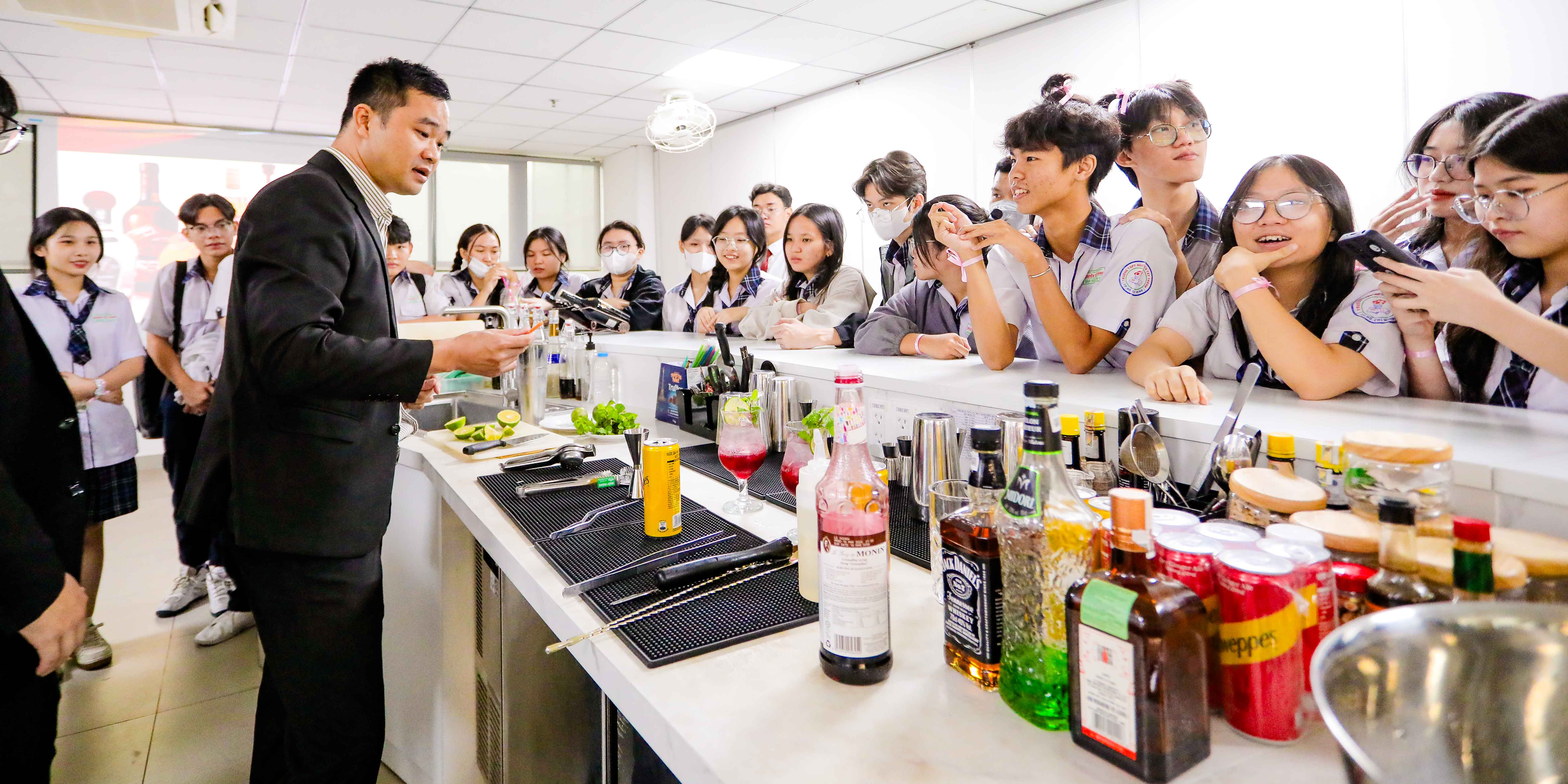 vlu-khoi-dong-chuoi-campus-tour-2024-2025-van-lang-don-chao-hoc-sinh-thpt-hoang-hoa-tham-va-thpt-tran-hung-dao-tp.hcm-den-tham-quan-a