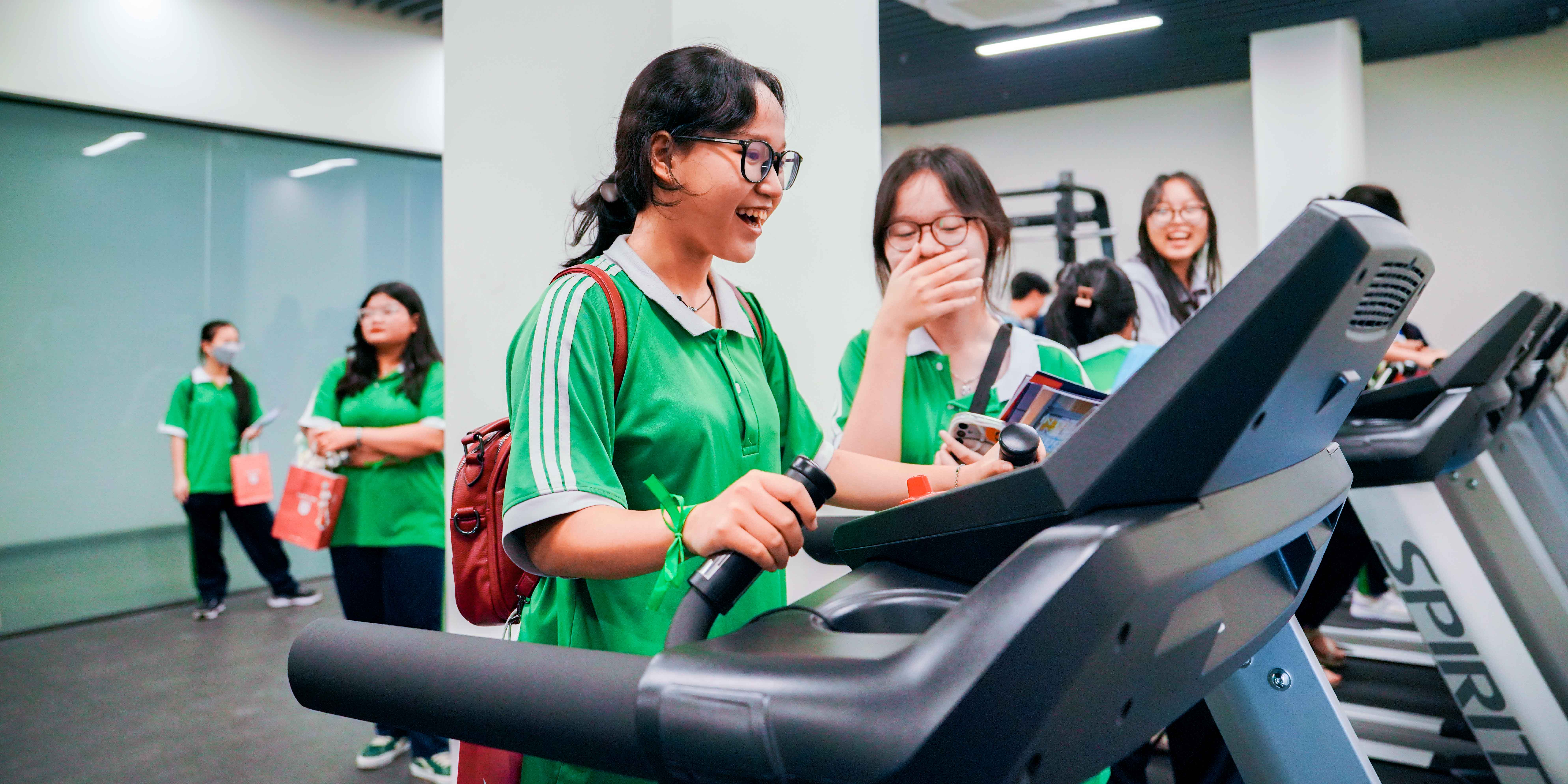 vlu-khoi-dong-chuoi-campus-tour-2024-2025-van-lang-don-chao-hoc-sinh-thpt-hoang-hoa-tham-va-thpt-tran-hung-dao-tp.hcm-den-tham-quan-c