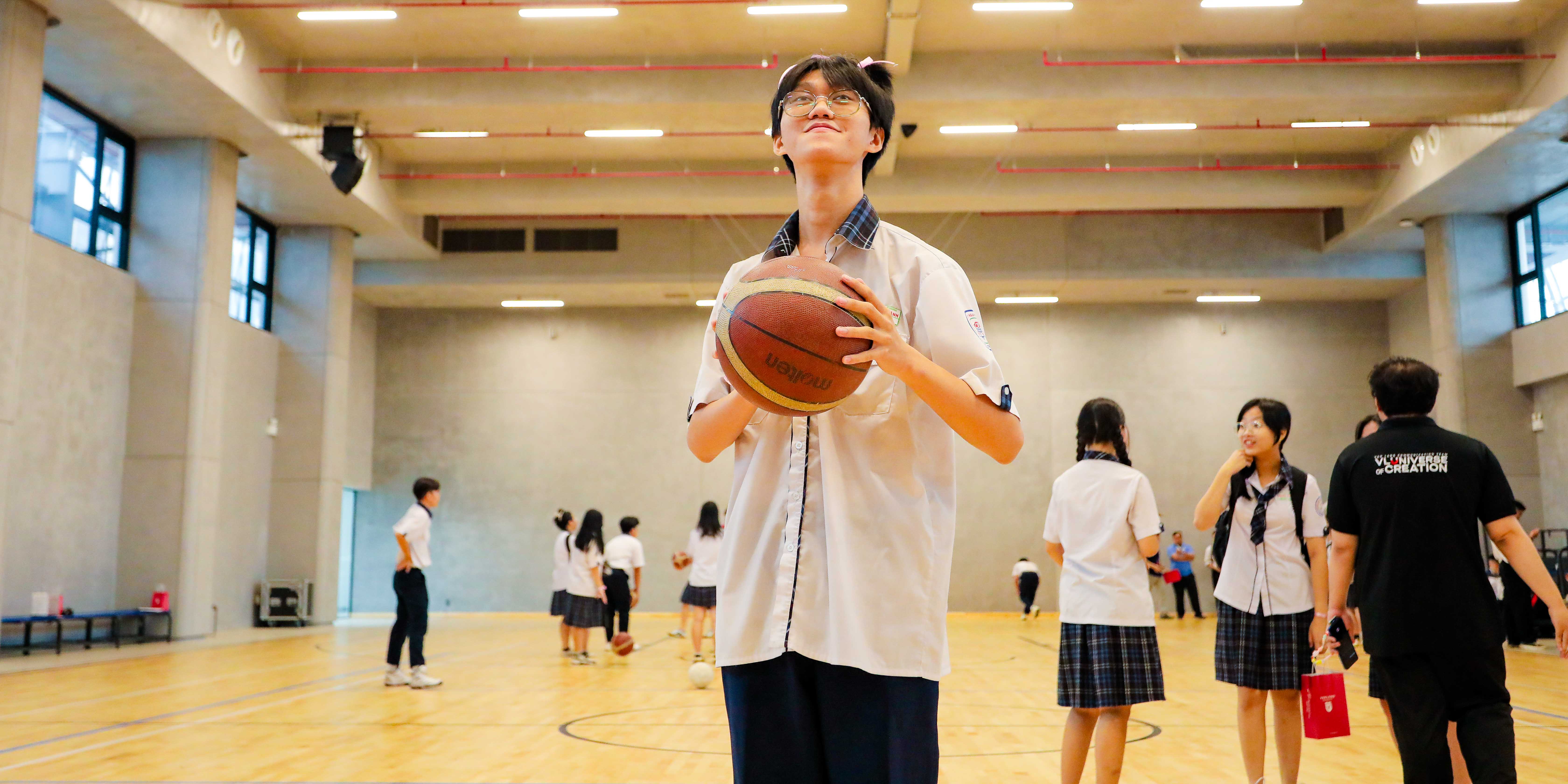 vlu-khoi-dong-chuoi-campus-tour-2024-2025-van-lang-don-chao-hoc-sinh-thpt-hoang-hoa-tham-va-thpt-tran-hung-dao-tp.hcm-den-tham-quan-d