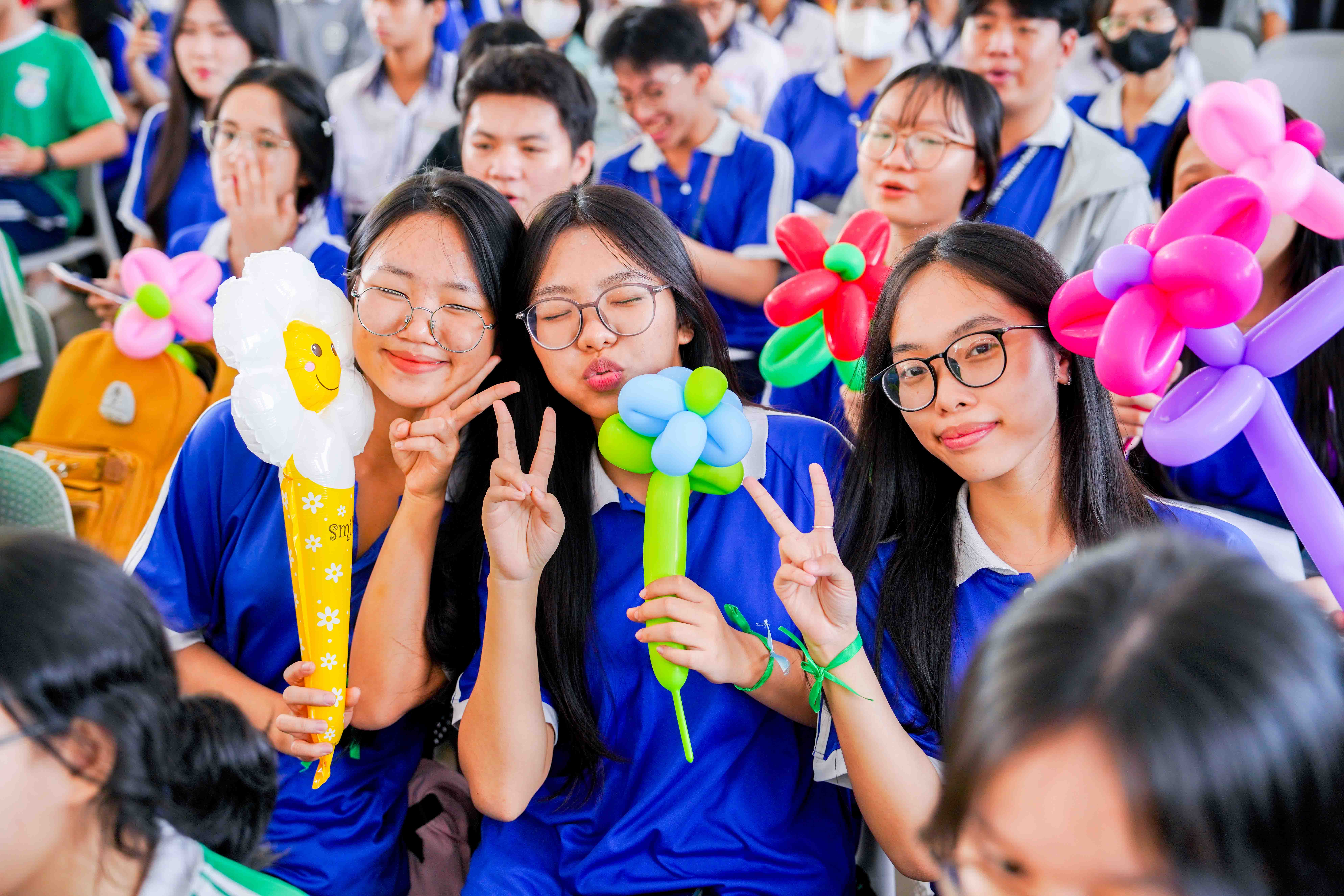 vlu-khoi-dong-chuoi-campus-tour-2024-2025-van-lang-don-chao-hoc-sinh-thpt-hoang-hoa-tham-va-thpt-tran-hung-dao-tp.hcm-den-tham-quan-e