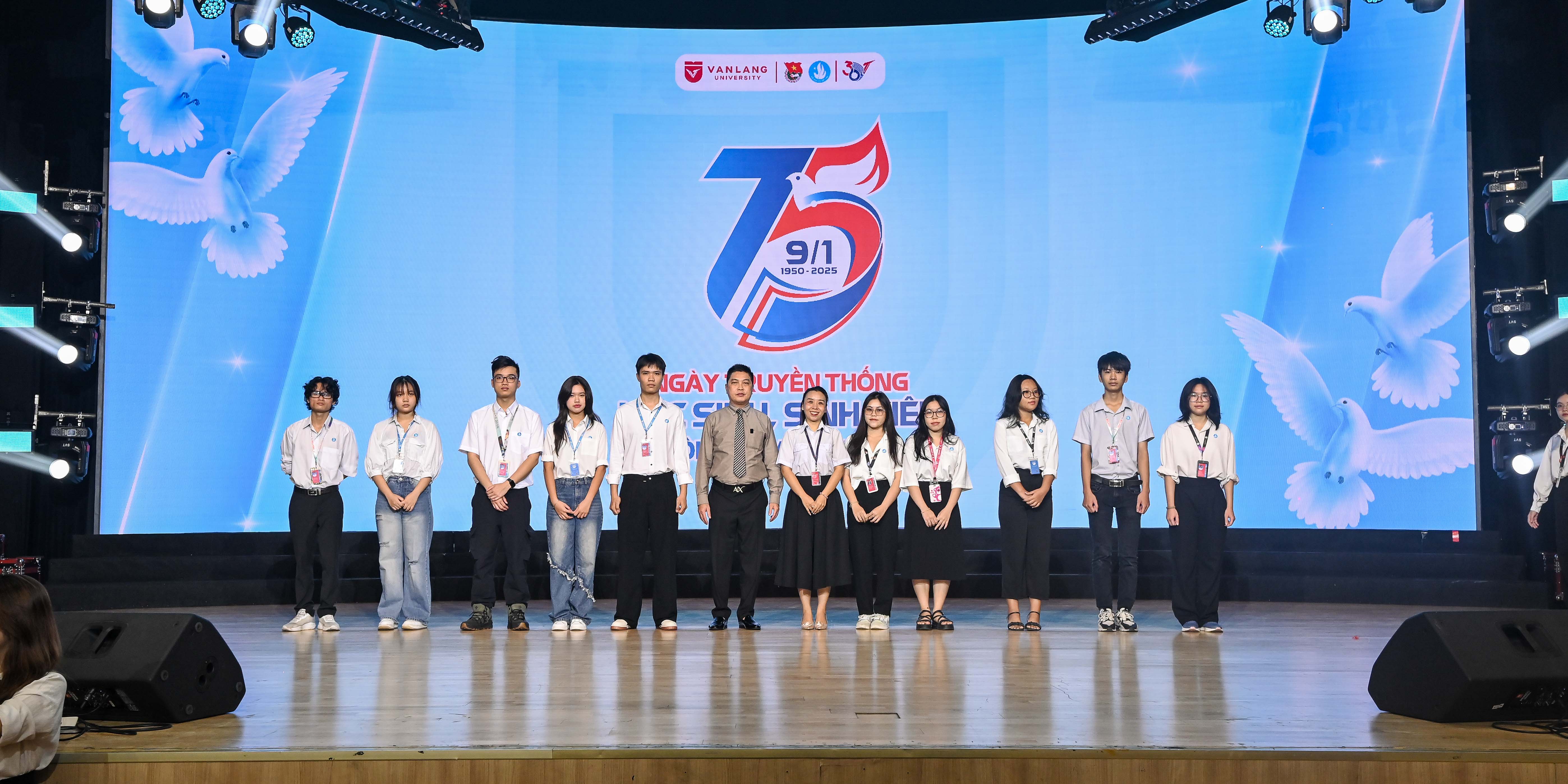 vlu-ki-niem-75-nam-ngay-truyen-thong-hoc-sinh-sinh-vien-viet-nam-a.jpg