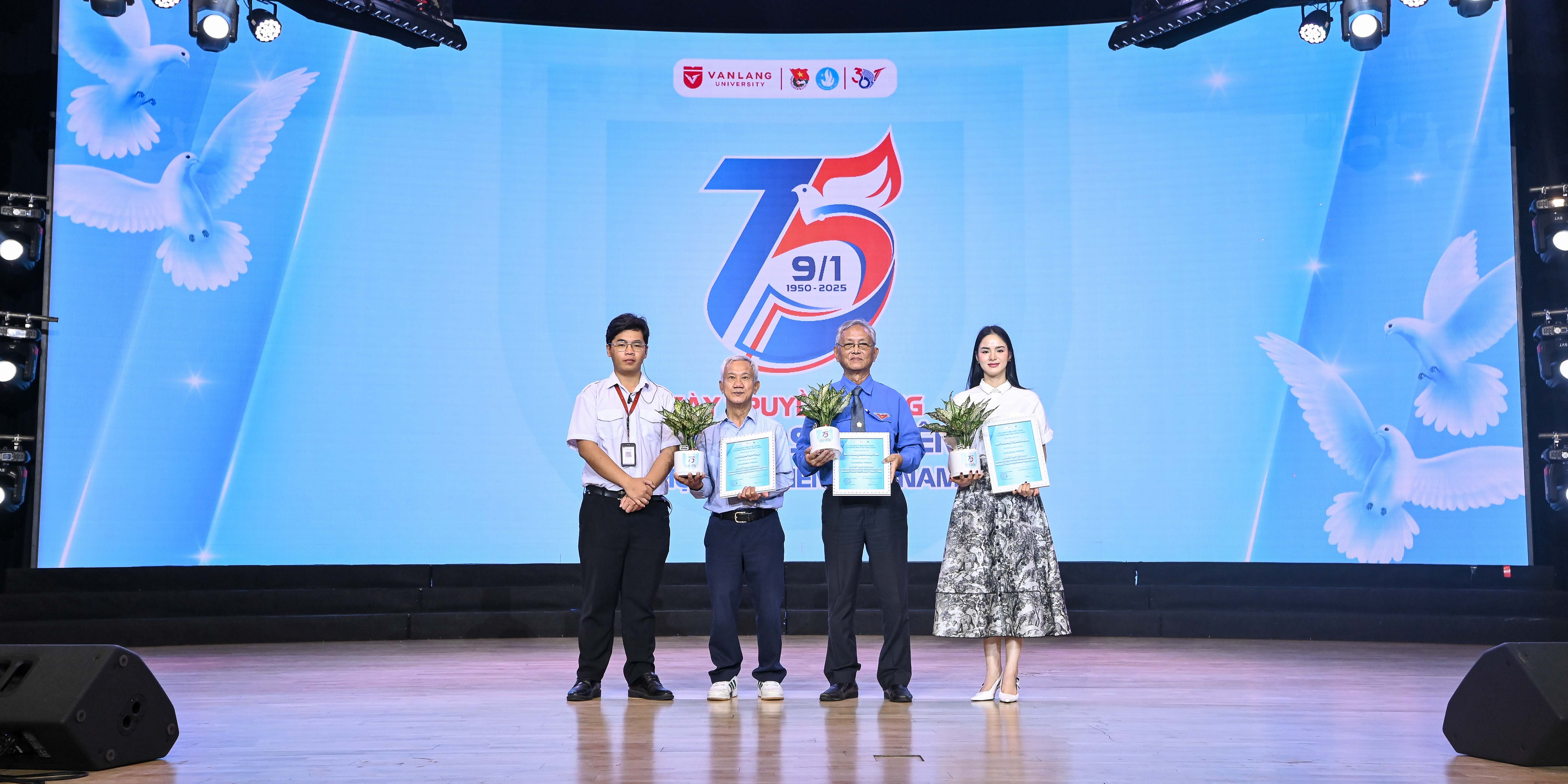 vlu-ki-niem-75-nam-ngay-truyen-thong-hoc-sinh-sinh-vien-viet-nam-c.jpg
