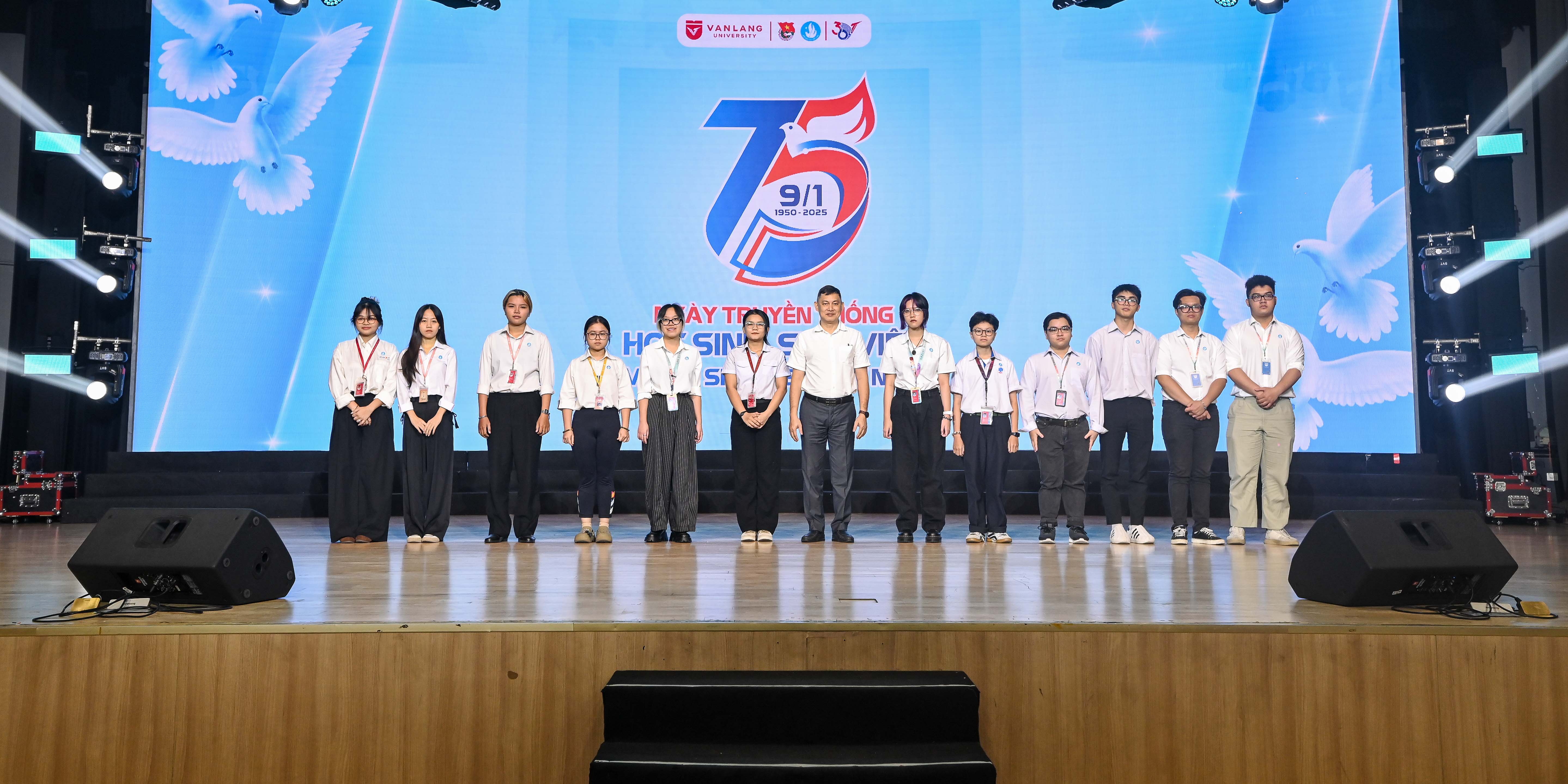 vlu-ki-niem-75-nam-ngay-truyen-thong-hoc-sinh-sinh-vien-viet-nam-d.jpg