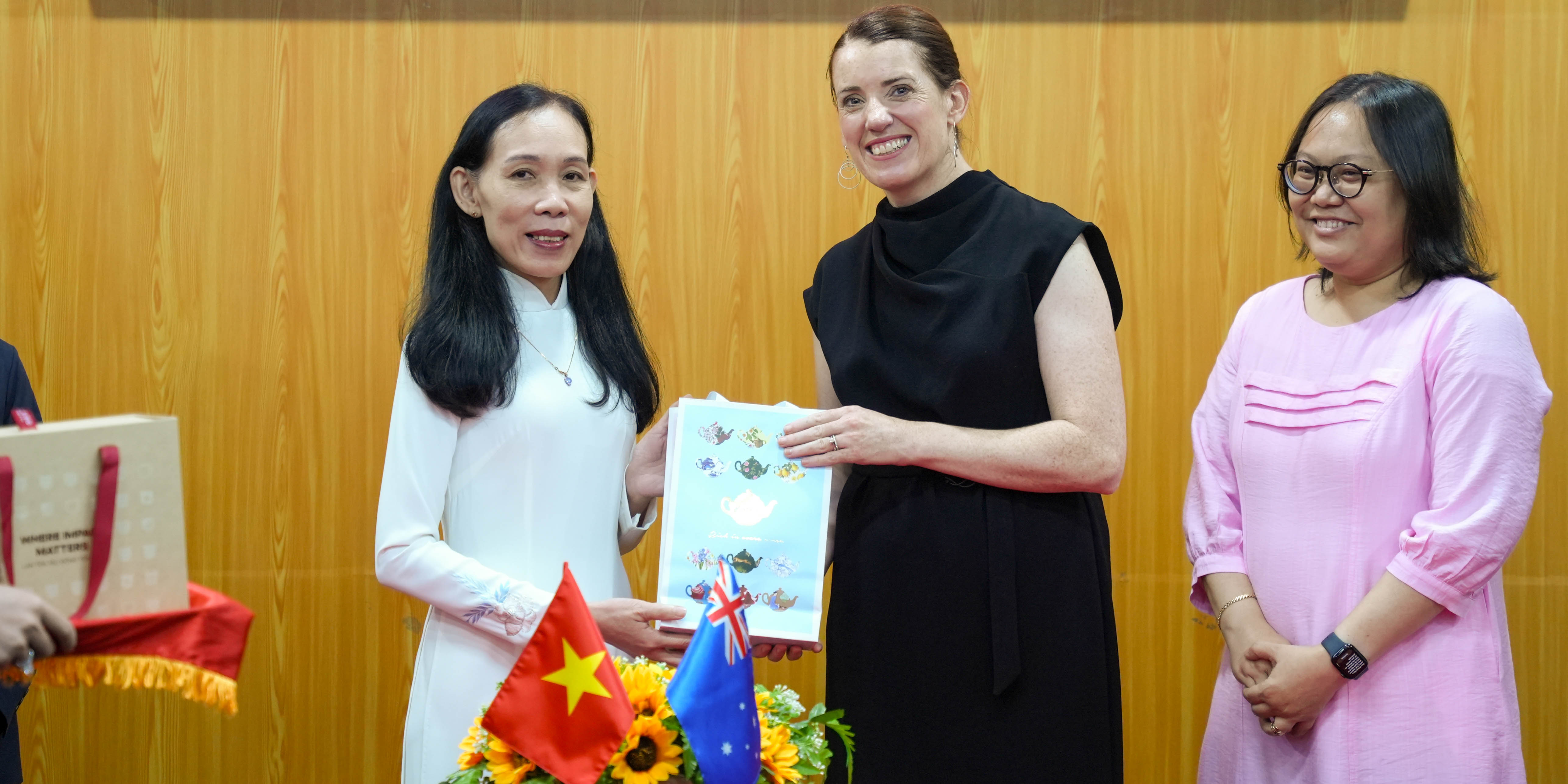 vlu-ky-ket-ra-mat-chuong-trinh-dao-tao-ky-thuat-dien-va-dien-tu-lien-ket-100%-voi-dai-hoc-newcastle-uc-b.jpg