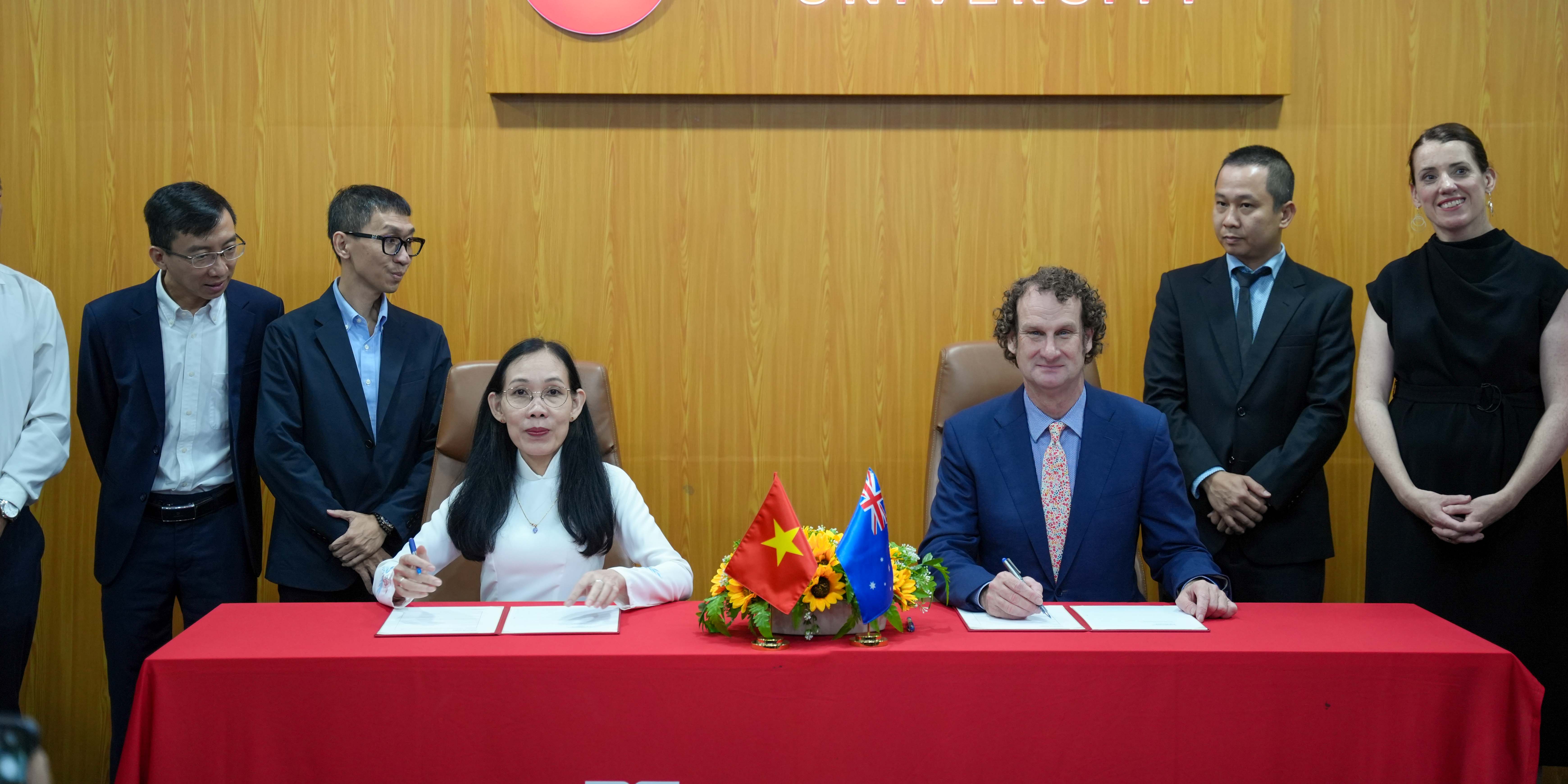 vlu-ky-ket-ra-mat-chuong-trinh-dao-tao-ky-thuat-dien-va-dien-tu-lien-ket-100%-voi-dai-hoc-newcastle-uc-d.jpg