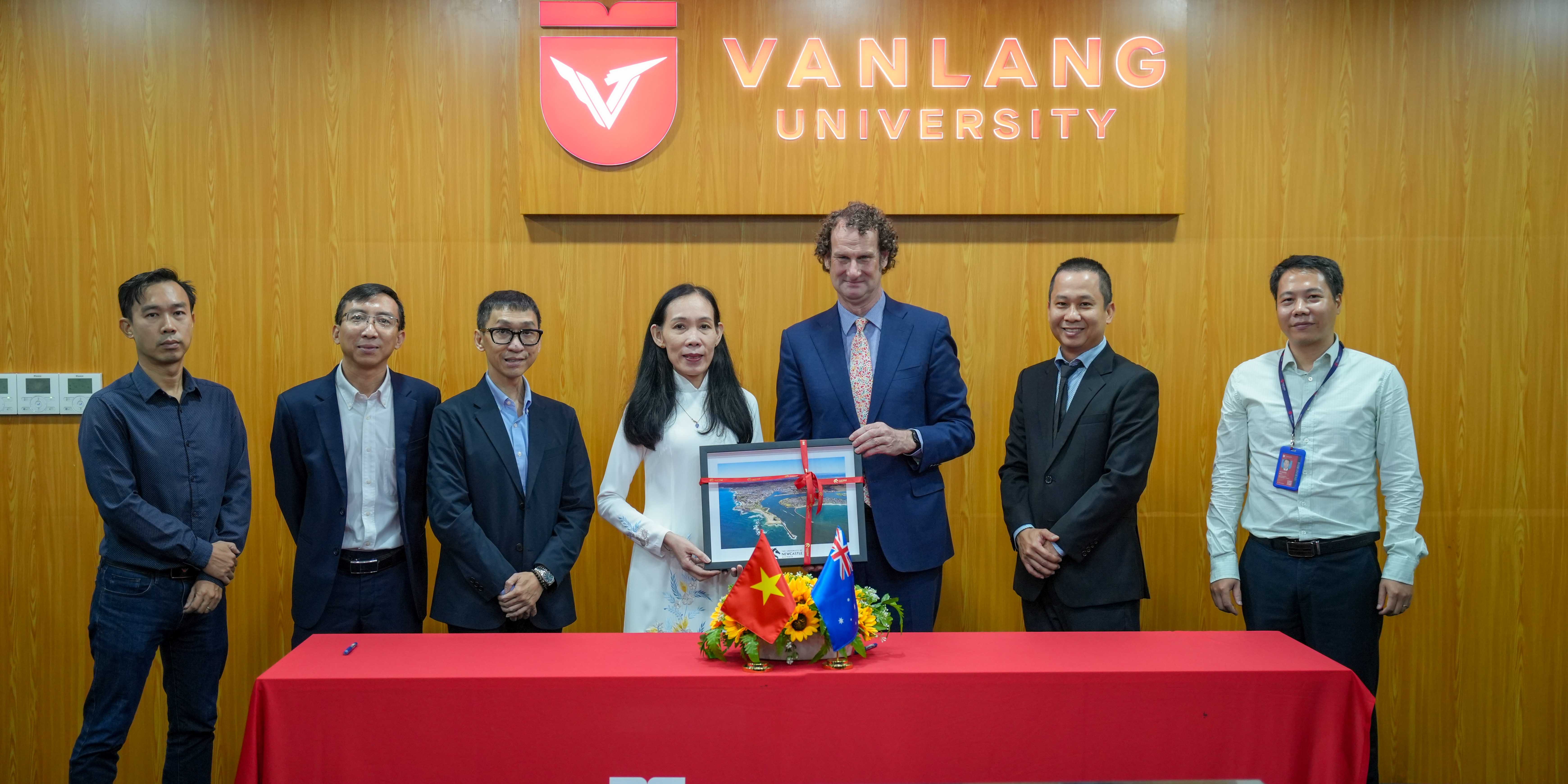 vlu-ky-ket-ra-mat-chuong-trinh-dao-tao-ky-thuat-dien-va-dien-tu-lien-ket-100%-voi-dai-hoc-newcastle-uc-f.jpg