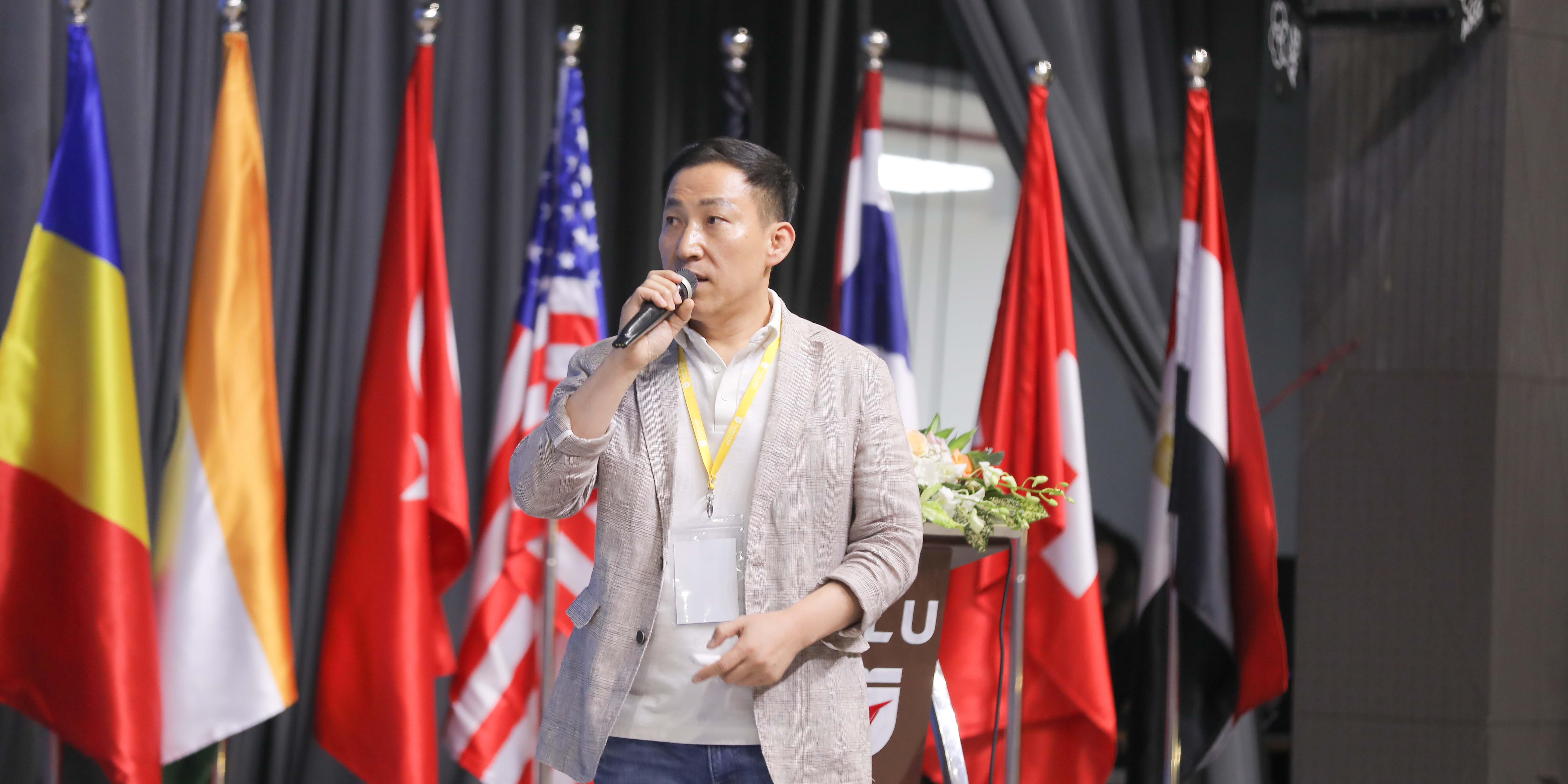 vlu-lan-dau-tien-dang-cai-trien-lam-quoc-te-ve-thiet-ke-sang-tao-e.jpg