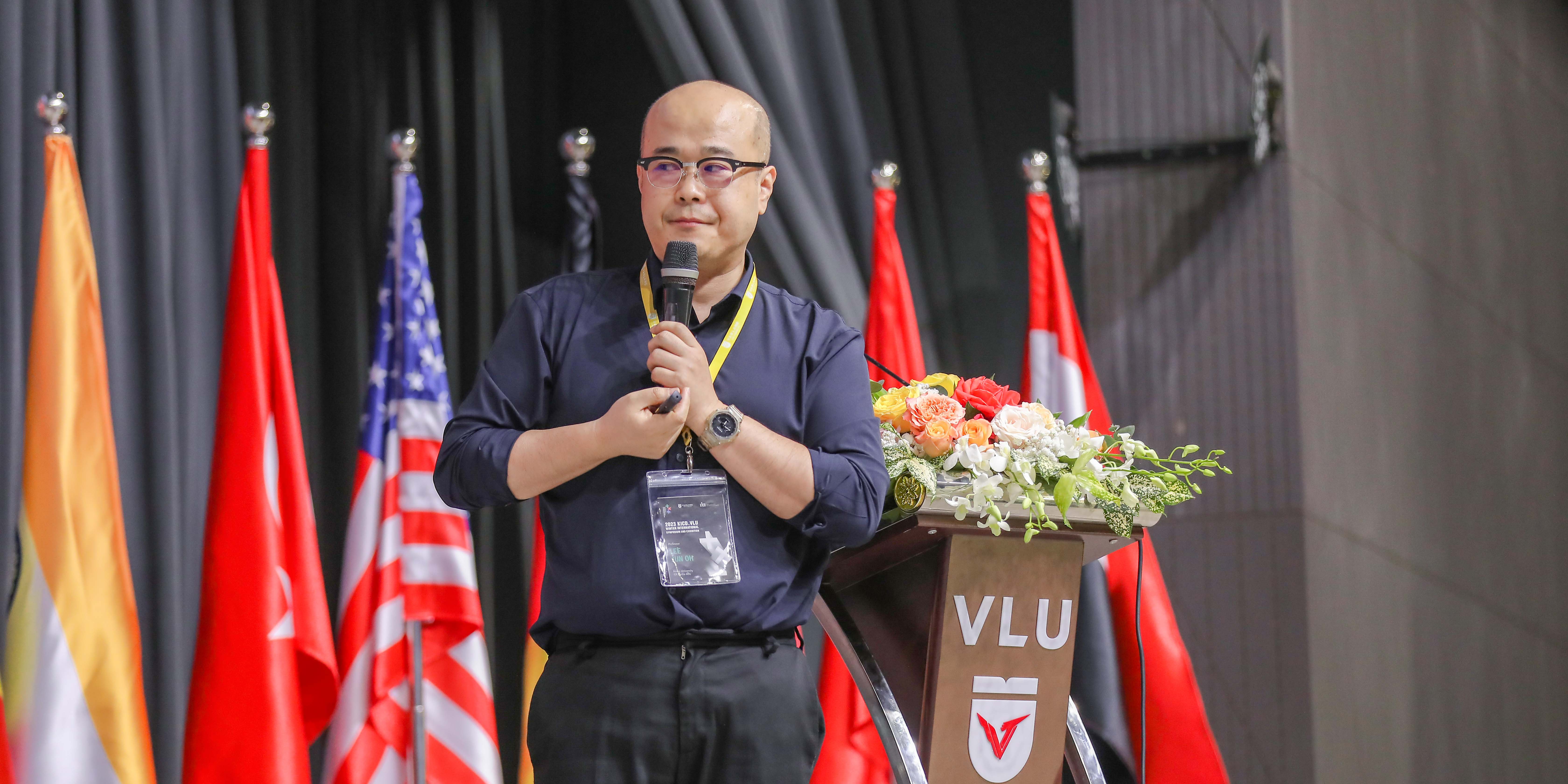 vlu-lan-dau-tien-dang-cai-trien-lam-quoc-te-ve-thiet-ke-sang-tao-f.jpg