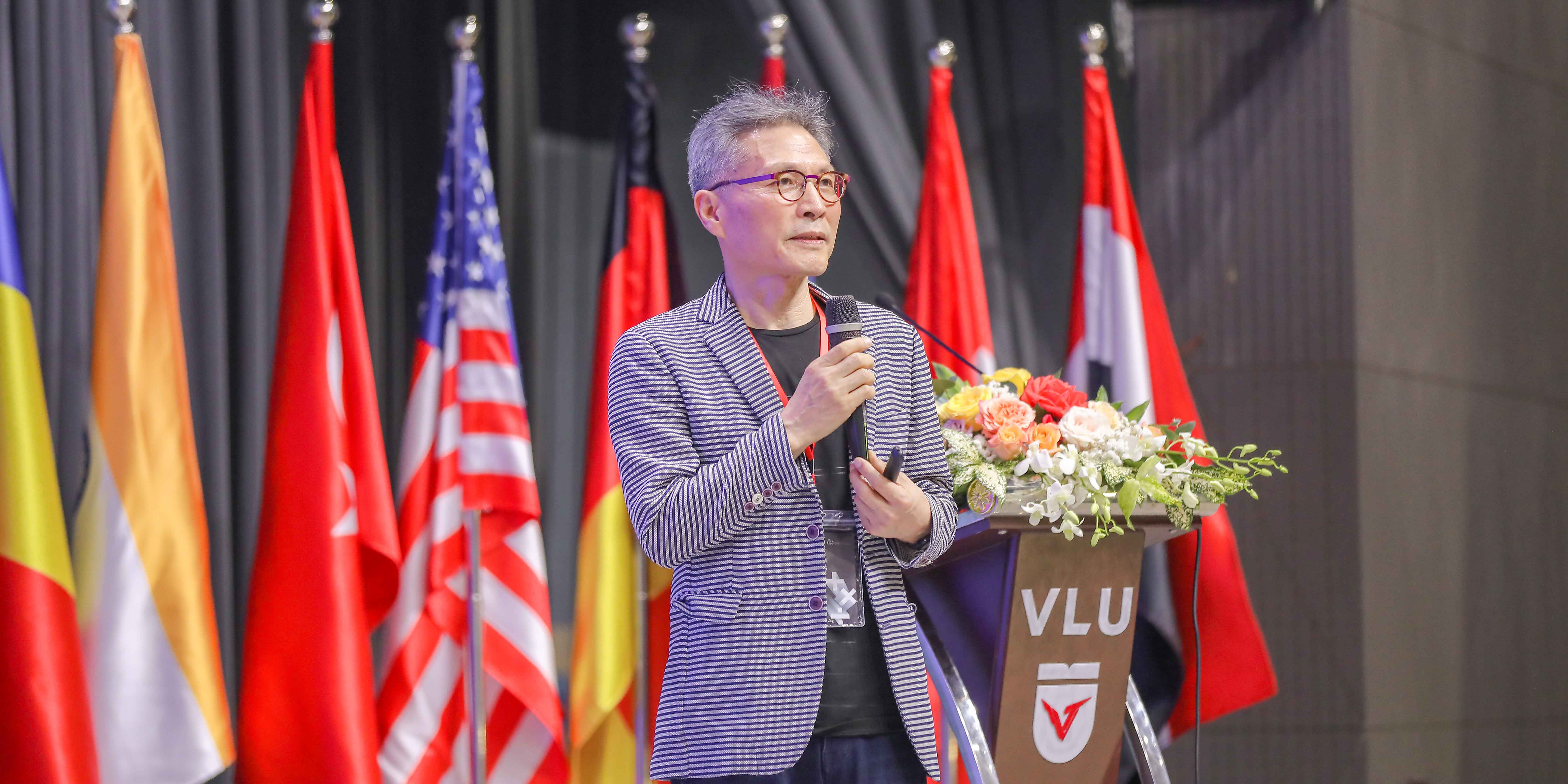 vlu-lan-dau-tien-dang-cai-trien-lam-quoc-te-ve-thiet-ke-sang-tao-g.jpg