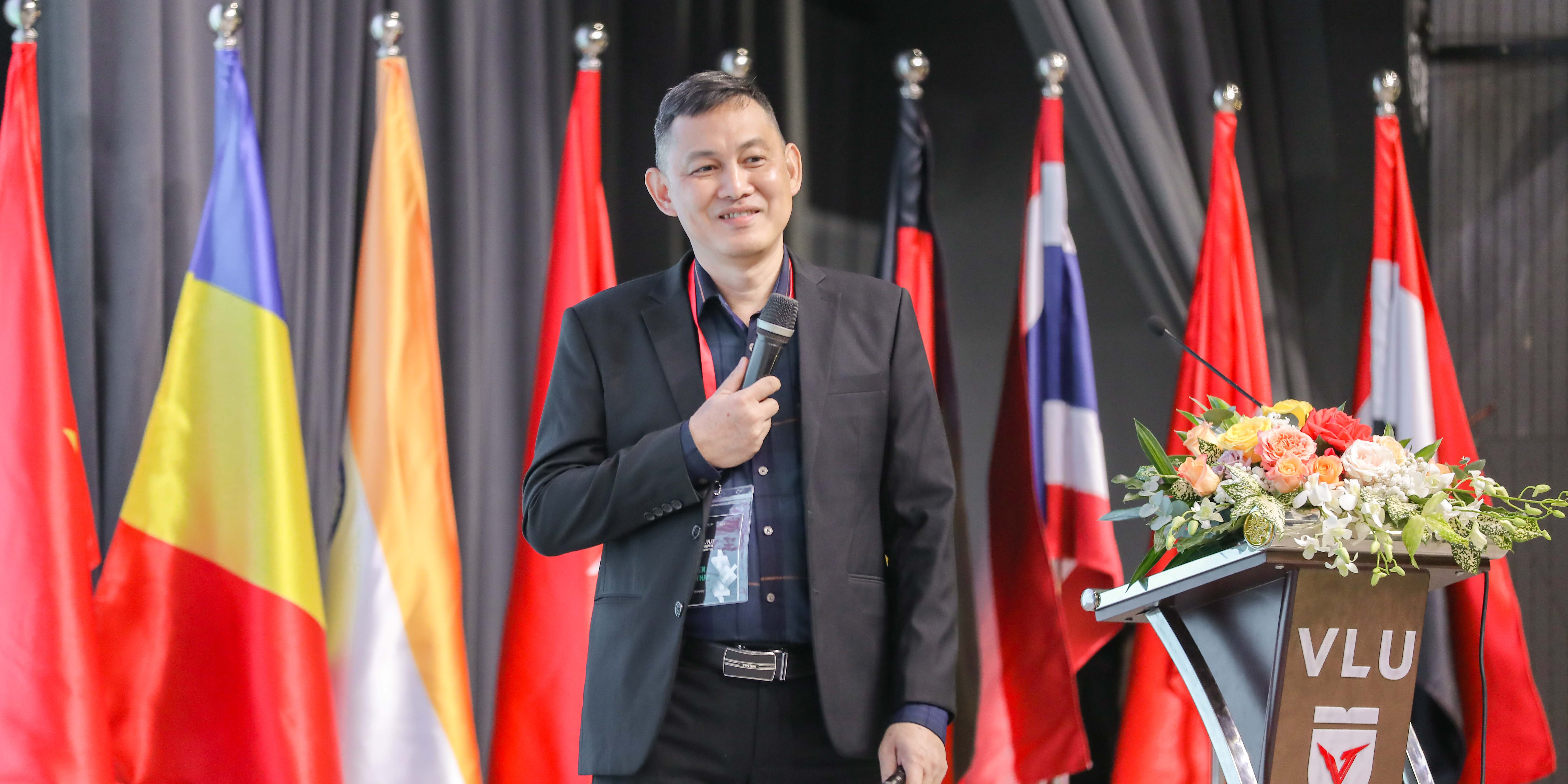 vlu-lan-dau-tien-dang-cai-trien-lam-quoc-te-ve-thiet-ke-sang-tao-i.jpg