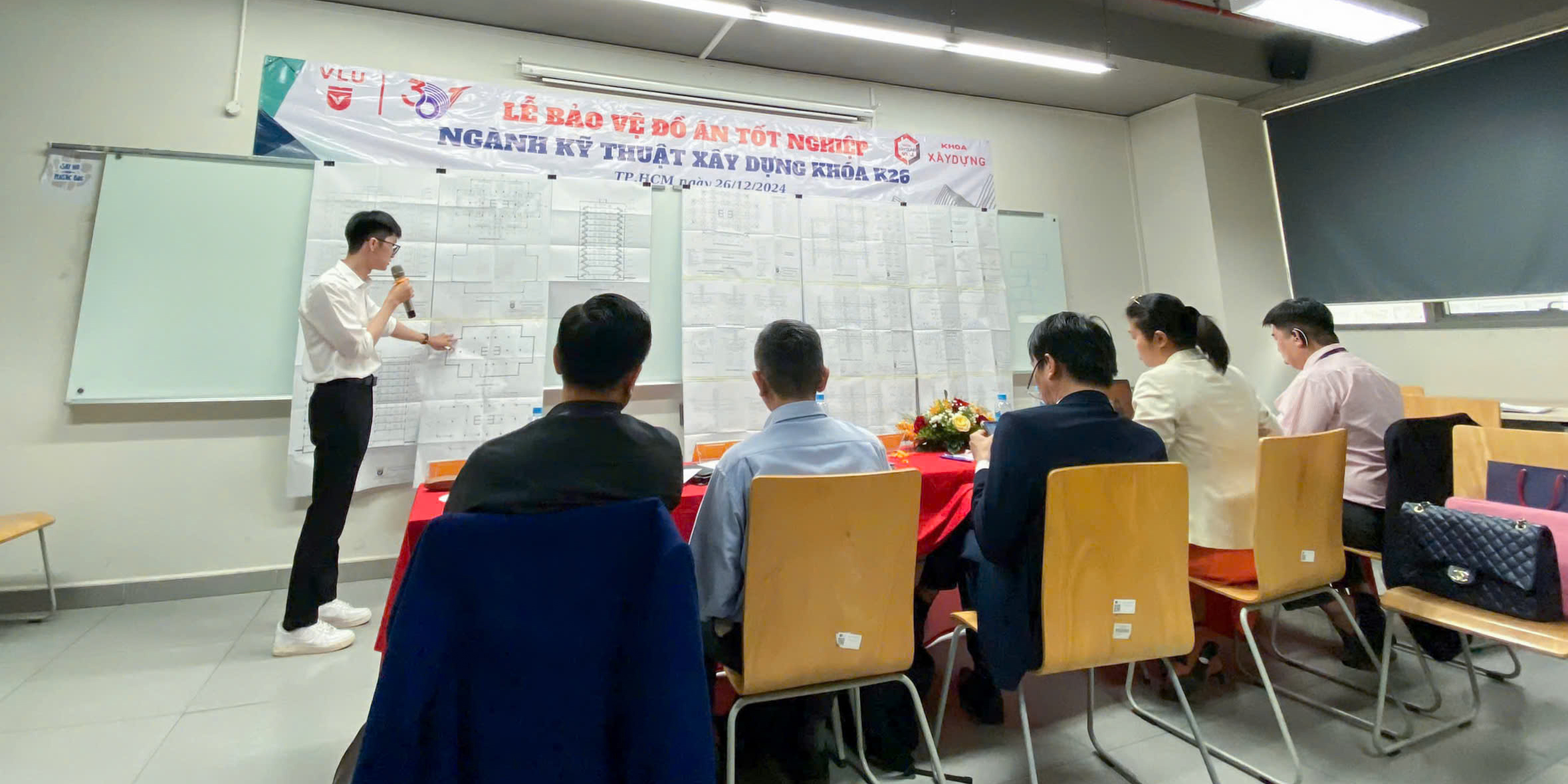 vlu-le-bao-ve-do-an-tot-nghiep-cua-sinh-vien-khoa-xay-dung-hanh-trinh-moi-cua-cac-tan-cu-nhan-c.jpg