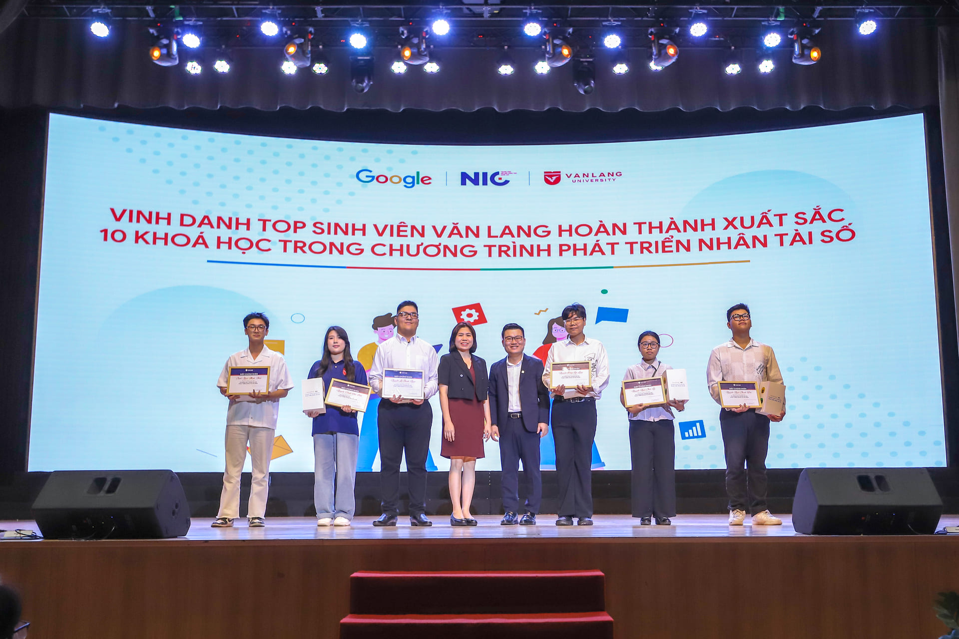 vlu-le-danh-gia-giua-ky-chuong-trinh-phat-trien-nhan-tai-so-2025-sinh-vien-van-lang-but-pha-cung-ai-d.jpg