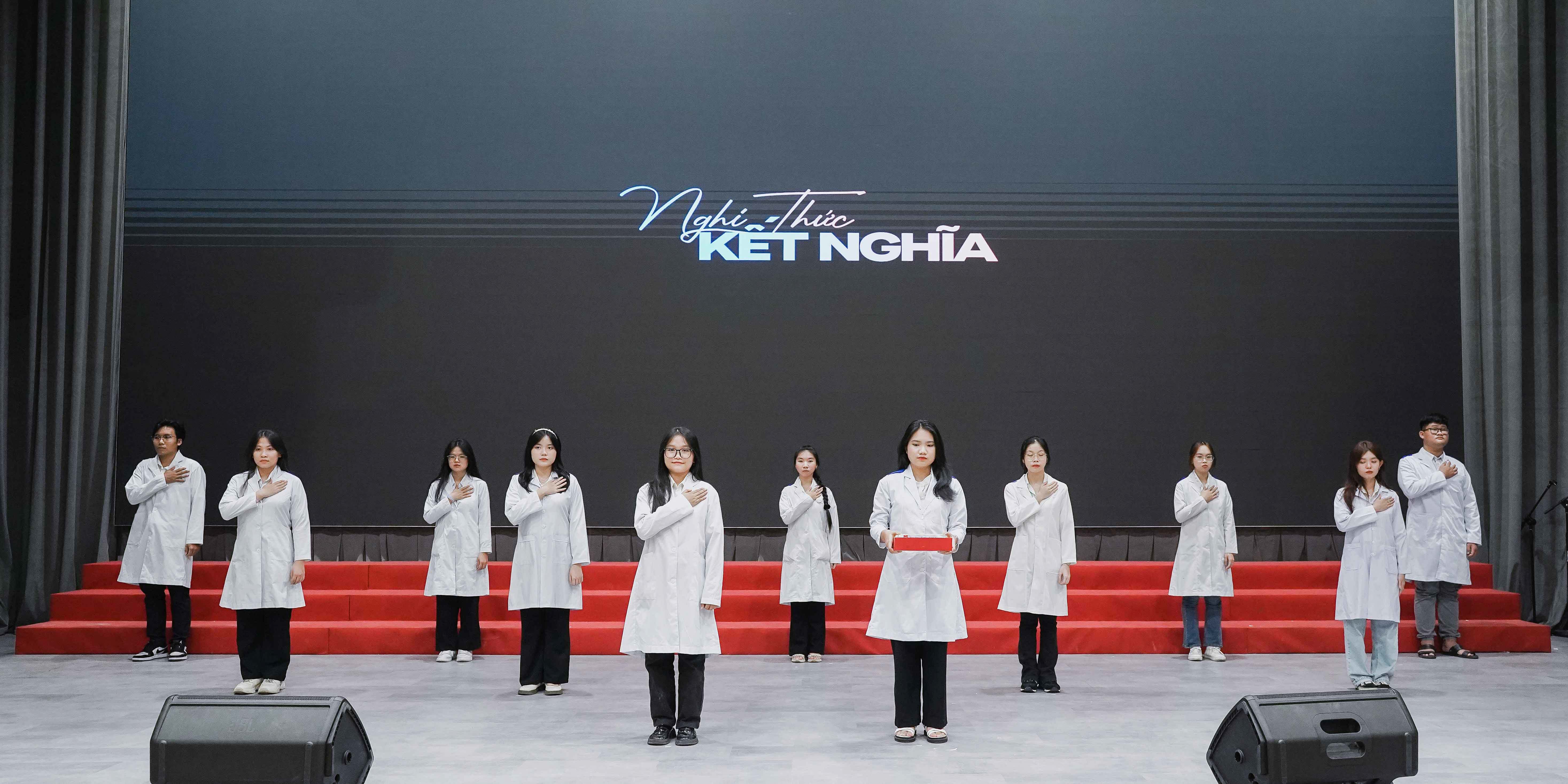 vlu-le-ket-nghia-khoa-duoc-nam-hoc-2023-2024-cung-toi-viet-len-nhung-cau-chuyen-a.jpg