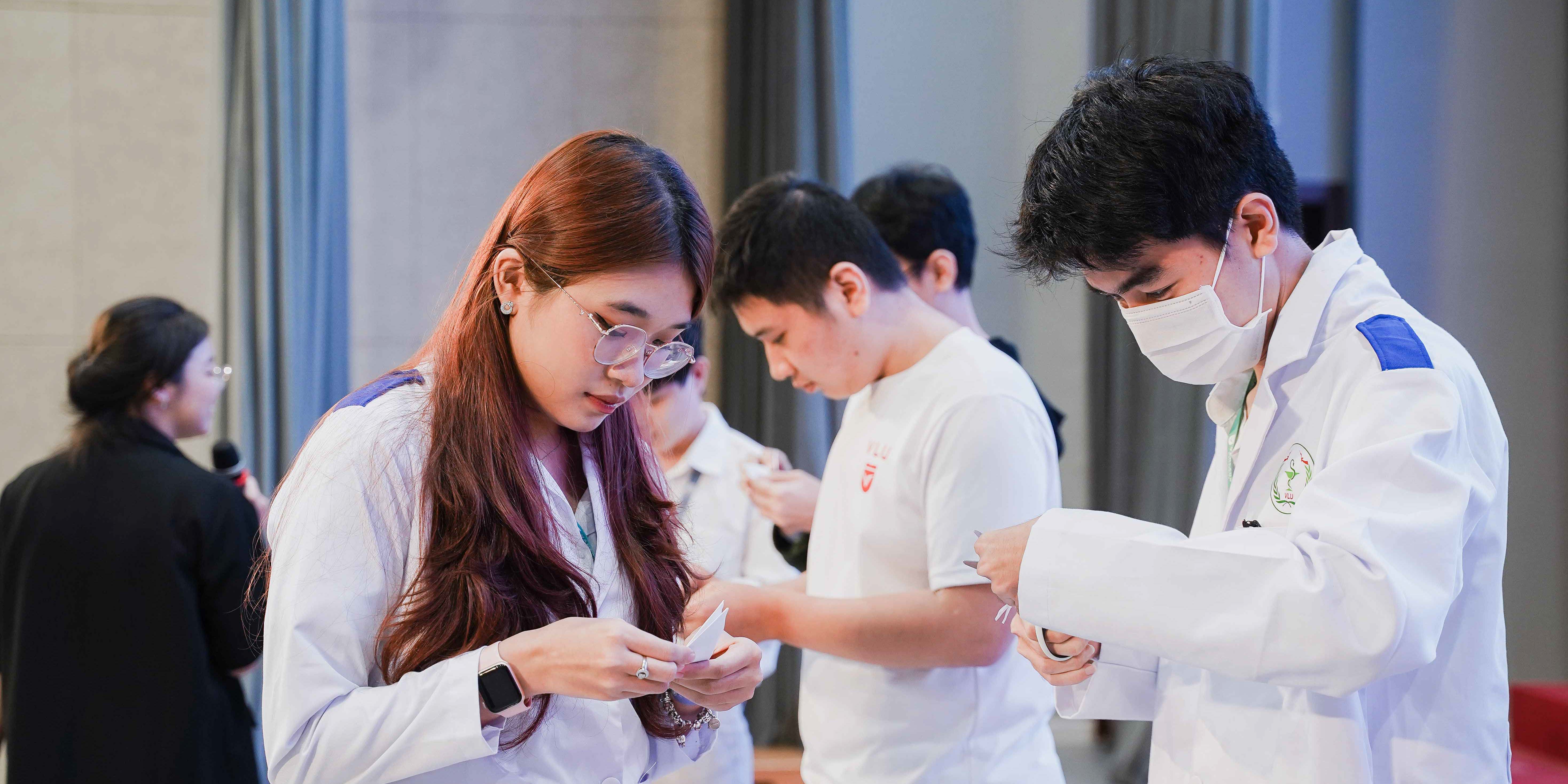 vlu-le-ket-nghia-khoa-duoc-nam-hoc-2023-2024-cung-toi-viet-len-nhung-cau-chuyen-b.jpg