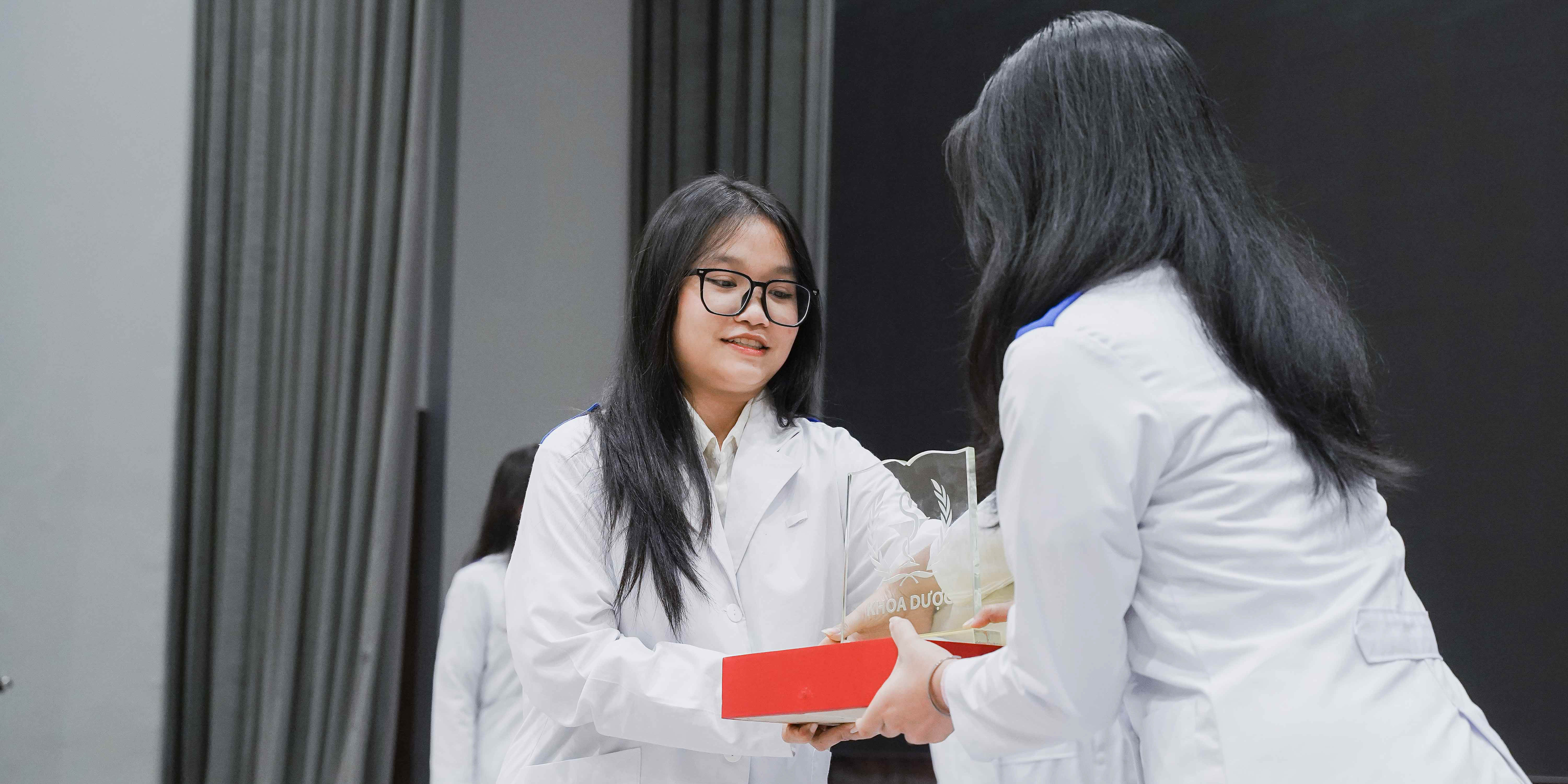 vlu-le-ket-nghia-khoa-duoc-nam-hoc-2023-2024-cung-toi-viet-len-nhung-cau-chuyen-d.jpg