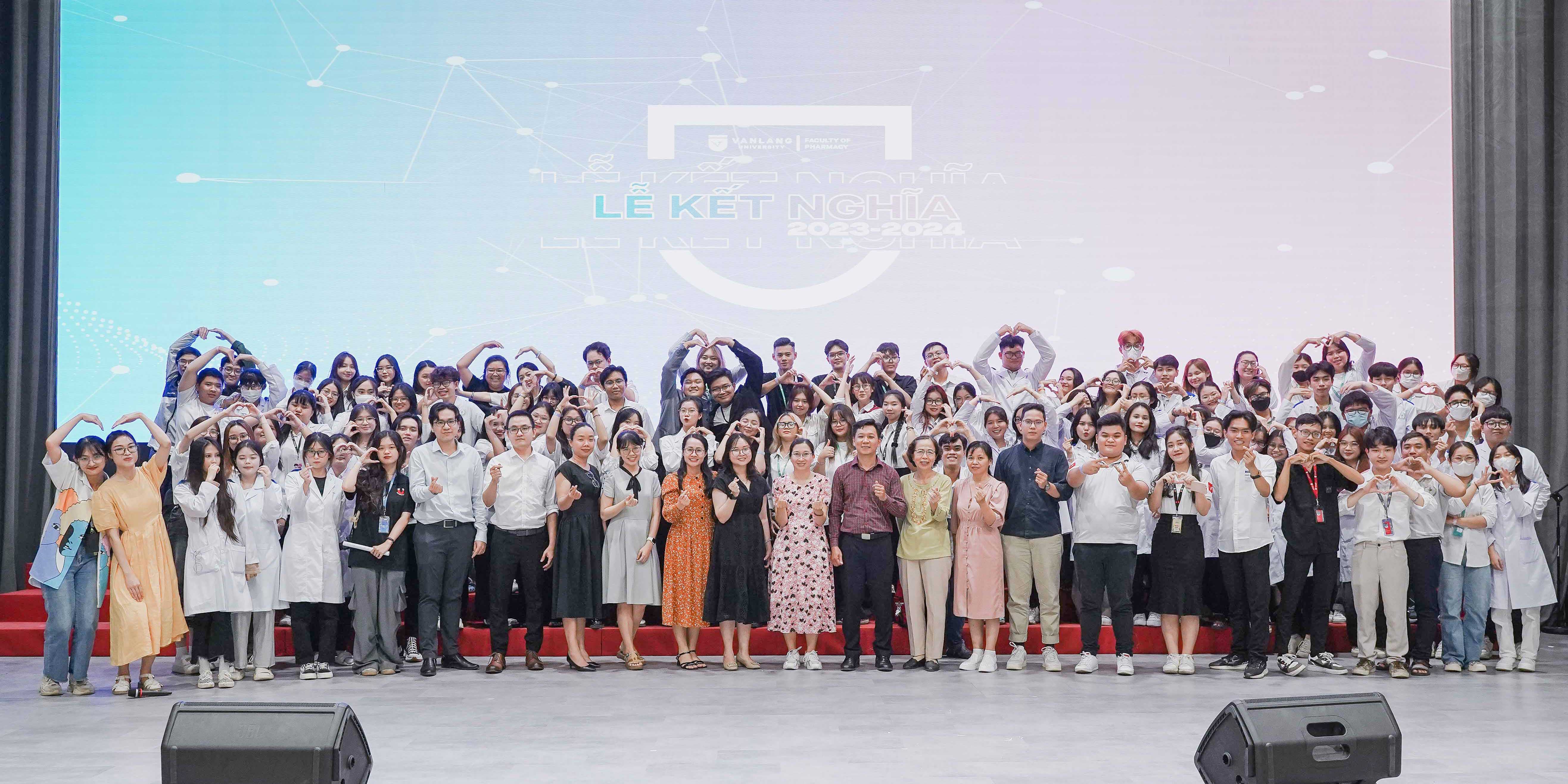 vlu-le-ket-nghia-khoa-duoc-nam-hoc-2023-2024-cung-toi-viet-len-nhung-cau-chuyen-e.jpg